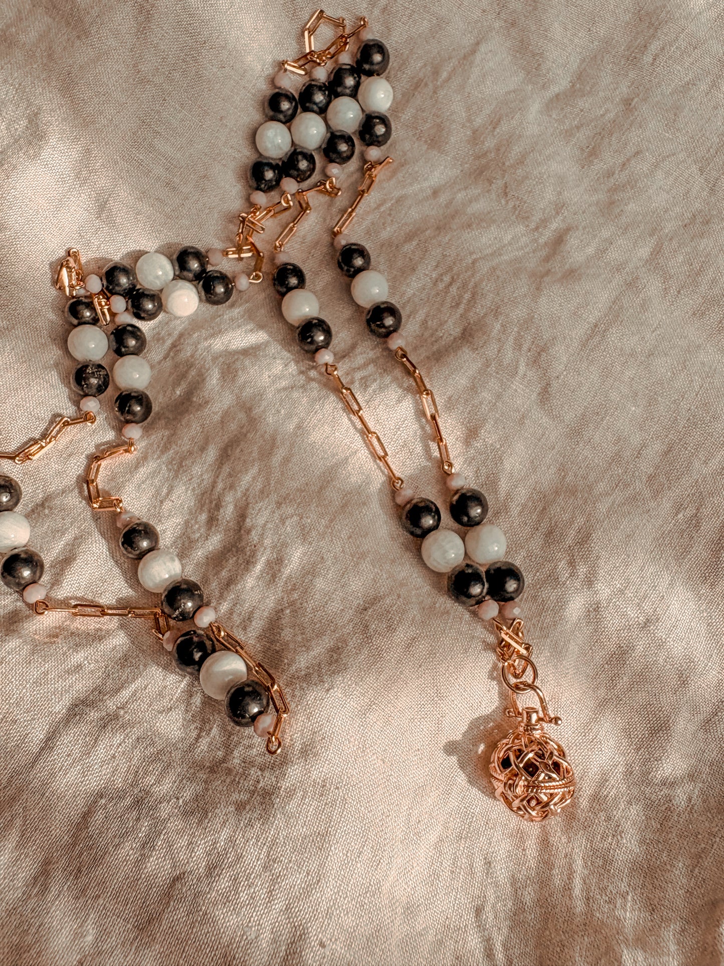 Collar Códigos Sagrados (45 Cuentas): Piedra Luna, Shunguita y Llamador de Ángeles