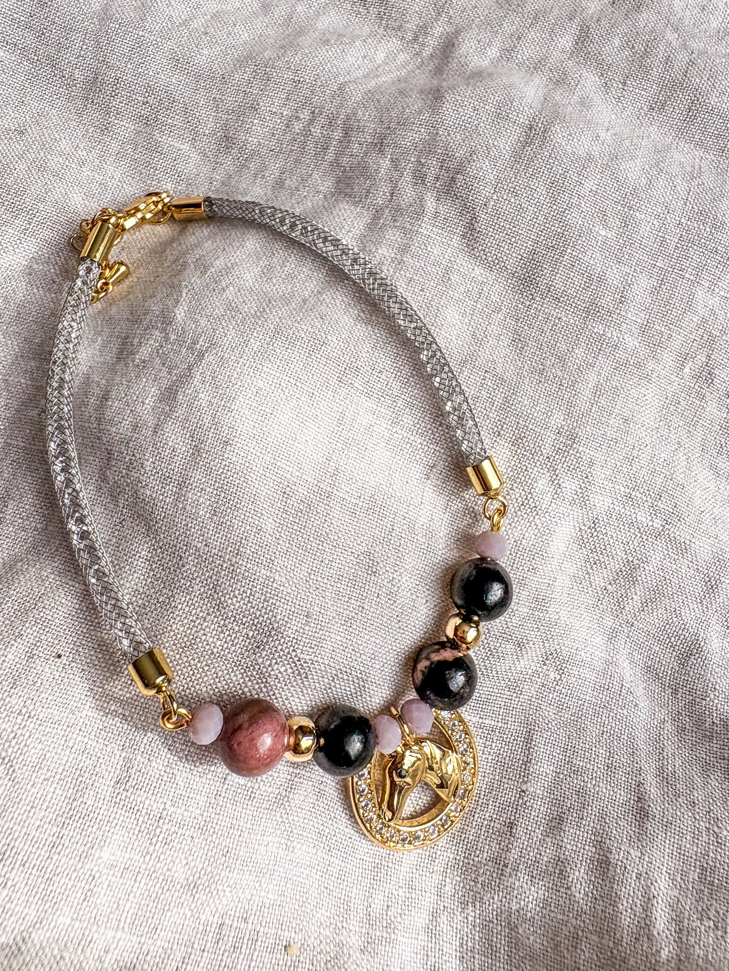Pulsera Amuleto Caballo de Fuego: Rodonita y Shunguita