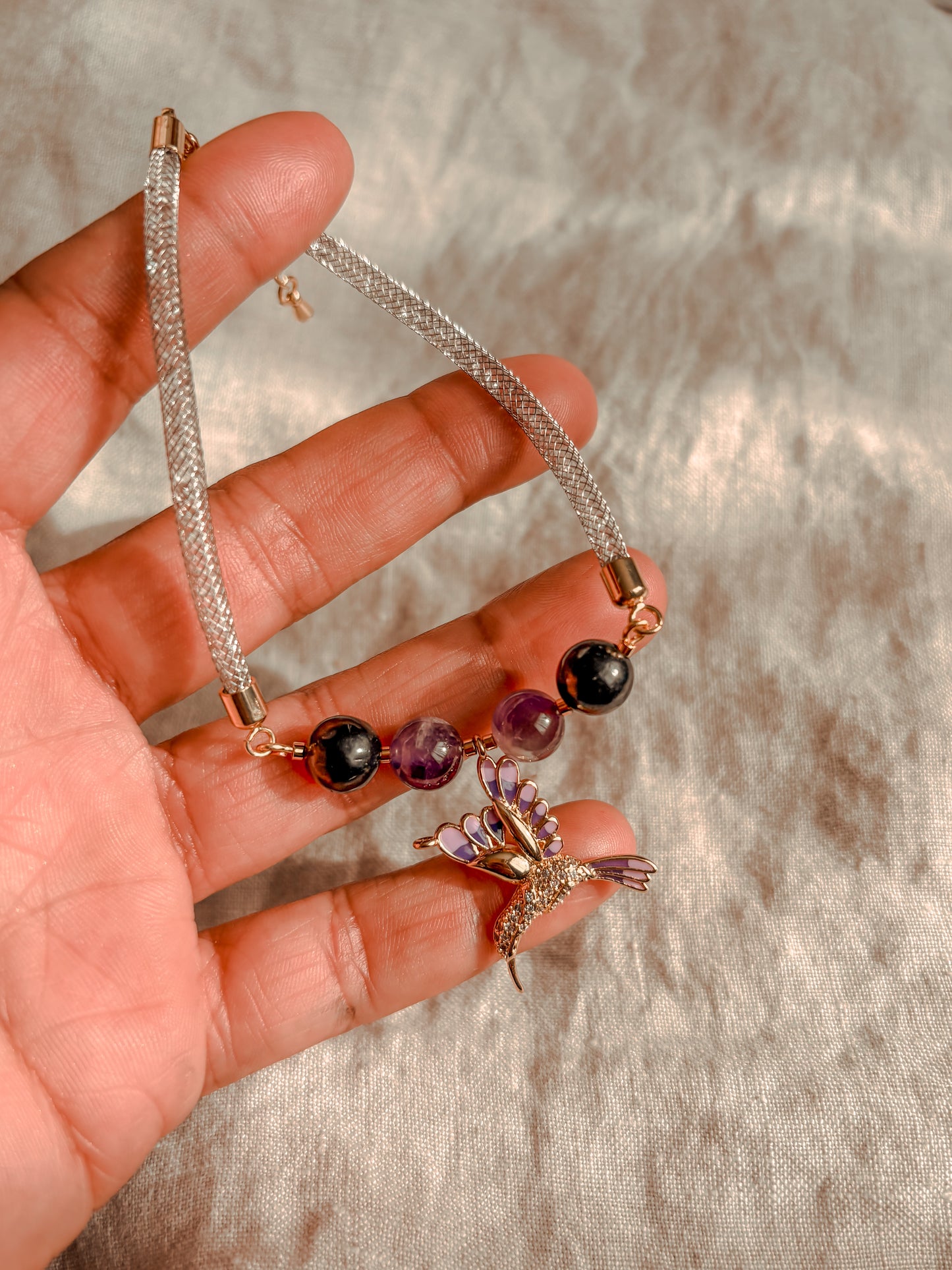 Pulsera Amuleto Mensajero Colibrí: Shunguita Protectora y Amatista