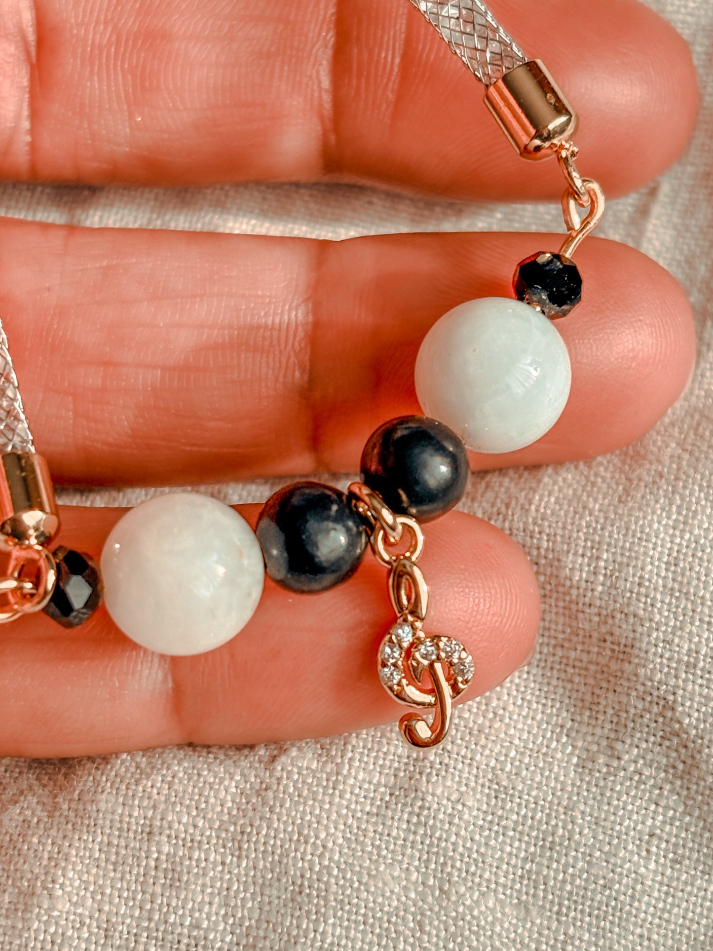 Pulsera Amuleto Llave de Sol: Armonía de Piedra Luna y Shunguita