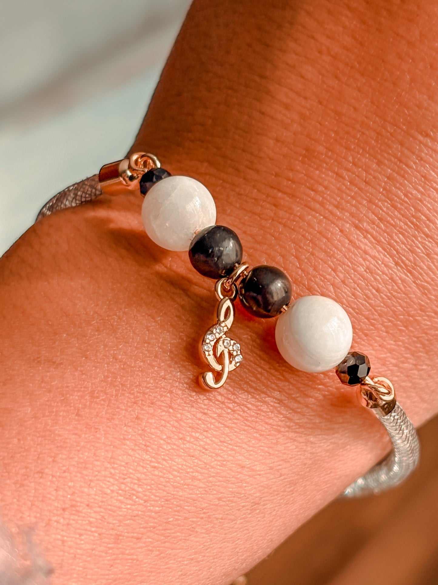 Pulsera Amuleto Llave de Sol: Armonía de Piedra Luna y Shunguita