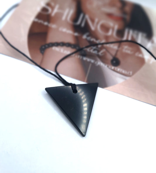 COLGANTE TRIANGULAR DE SHUNGUITA Invertido+ REGALO Trozo de Shunguita elite
