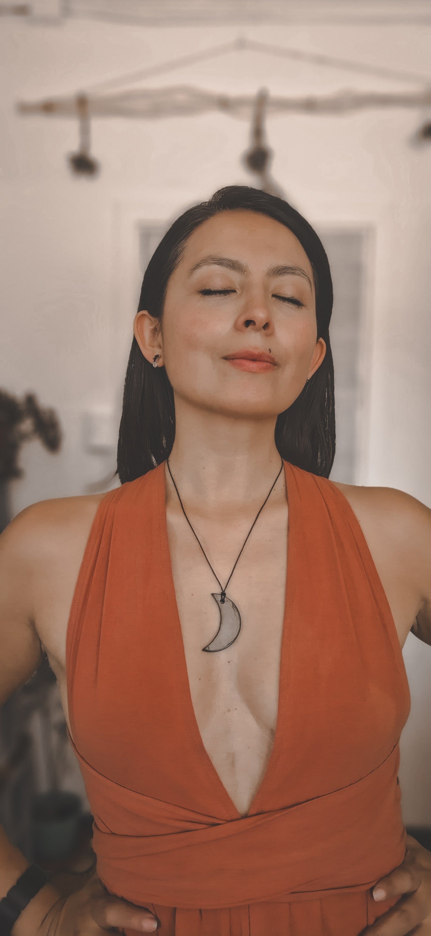 COLGANTE LUNA DE SHUNGUITA (shungit/shungite/shungita) + REGALO muestra Shunguita Elite