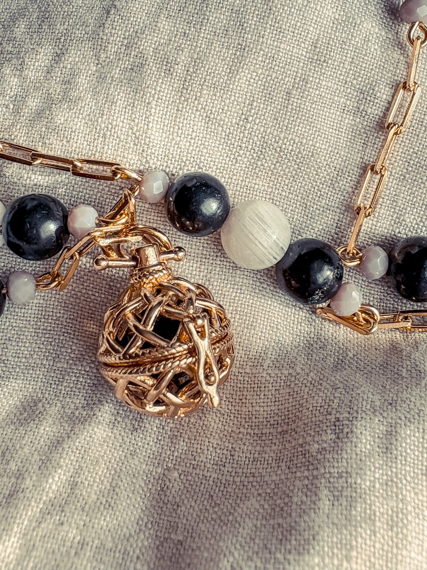 Collar Códigos Sagrados (45 Cuentas): Piedra Luna, Shunguita y Llamador de Ángeles