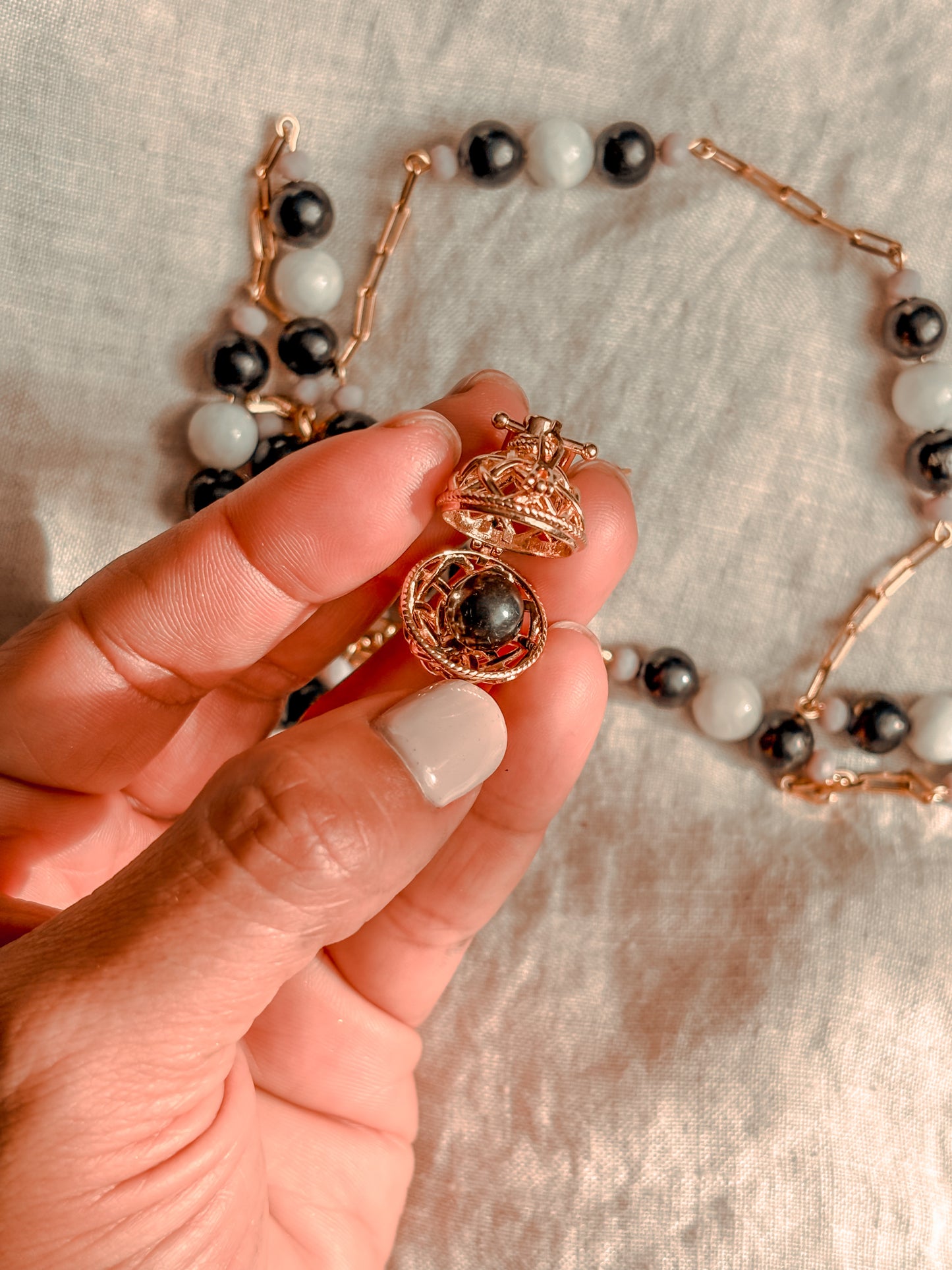 Collar Códigos Sagrados (45 Cuentas): Piedra Luna, Shunguita y Llamador de Ángeles