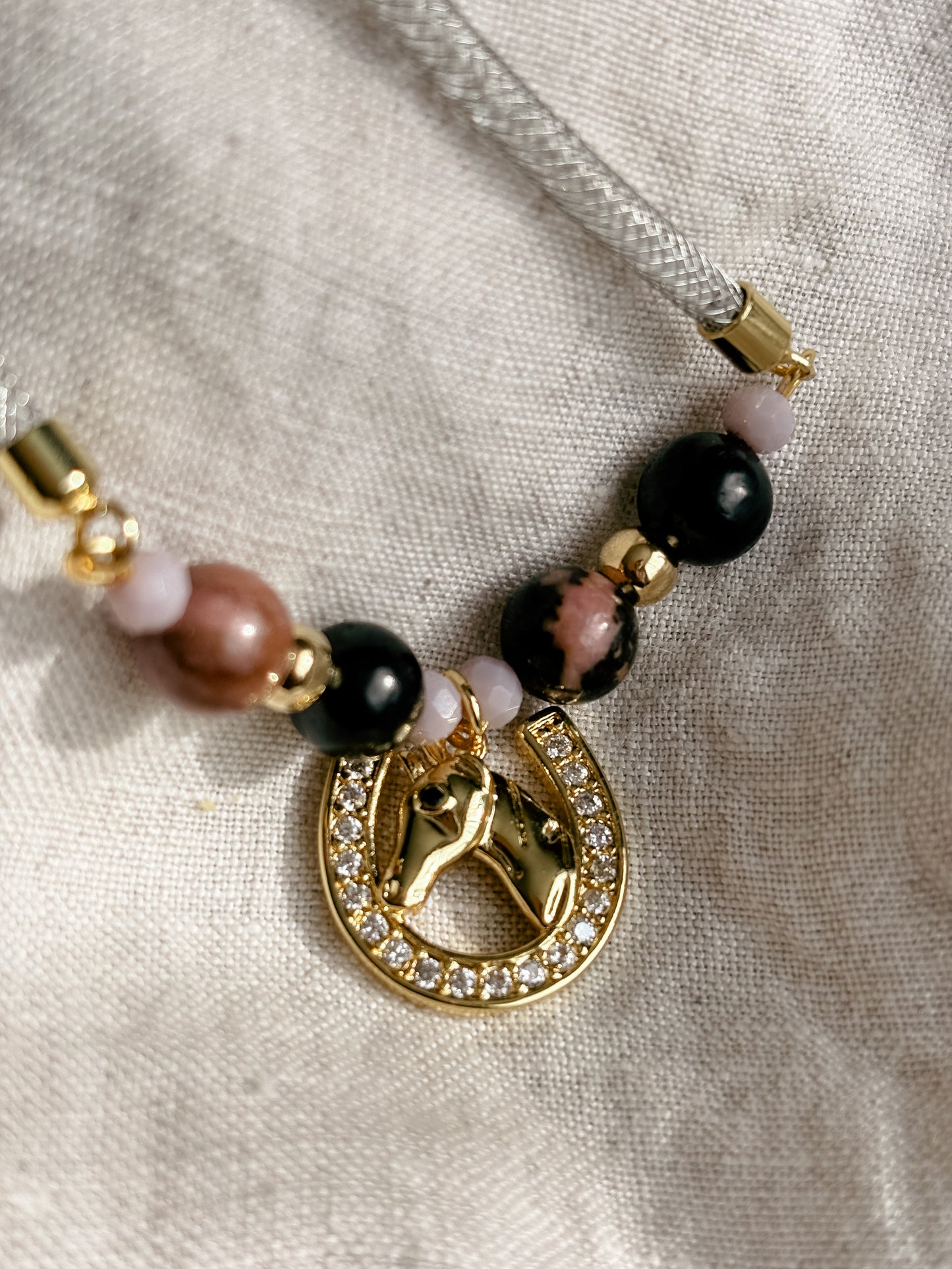 Pulsera Amuleto Caballo de Fuego: Rodonita y Shunguita