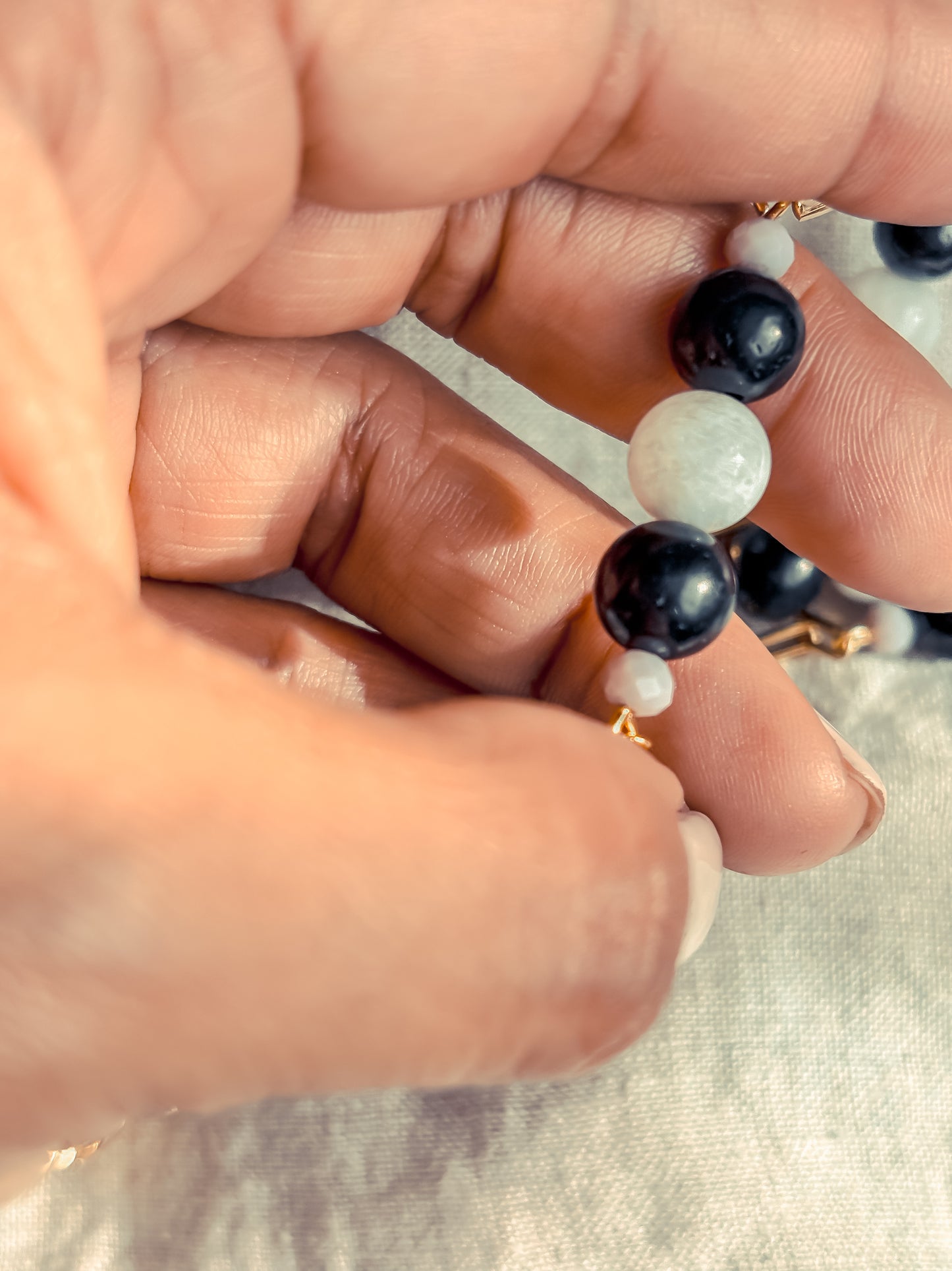 Collar Códigos Sagrados (45 Cuentas): Piedra Luna, Shunguita y Llamador de Ángeles