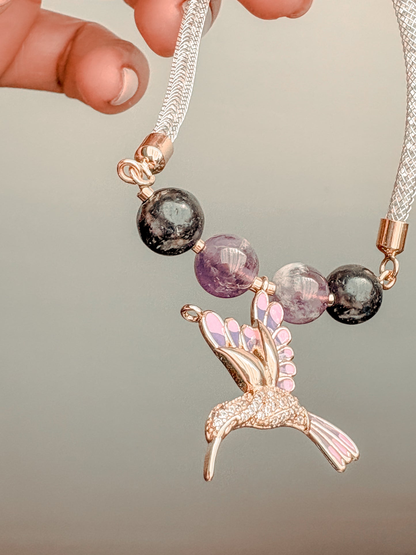 Pulsera Amuleto Mensajero Colibrí: Shunguita Protectora y Amatista