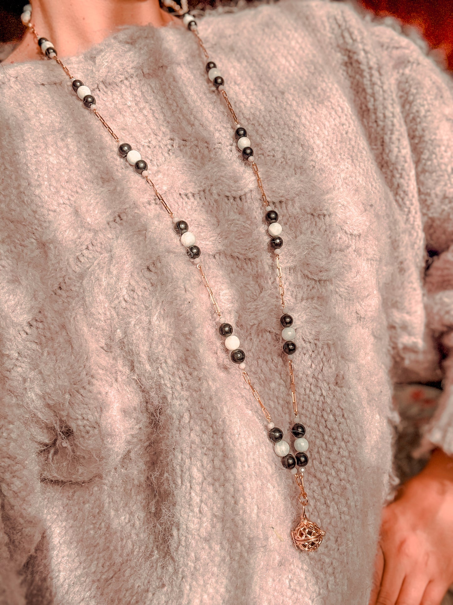 Collar Códigos Sagrados (45 Cuentas): Piedra Luna, Shunguita y Llamador de Ángeles