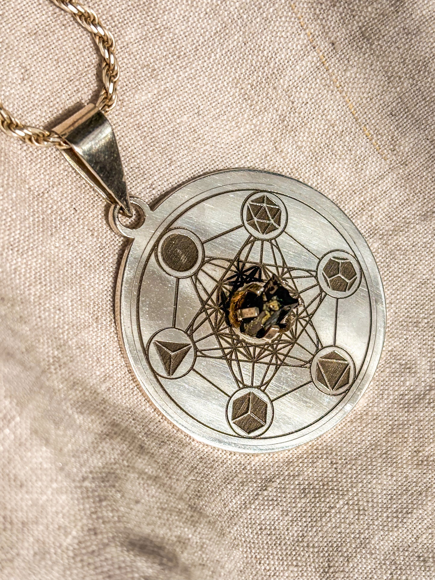 Collar Escudo de Metatrón en Plata: Shunguita Élite y Sólidos Platónicos