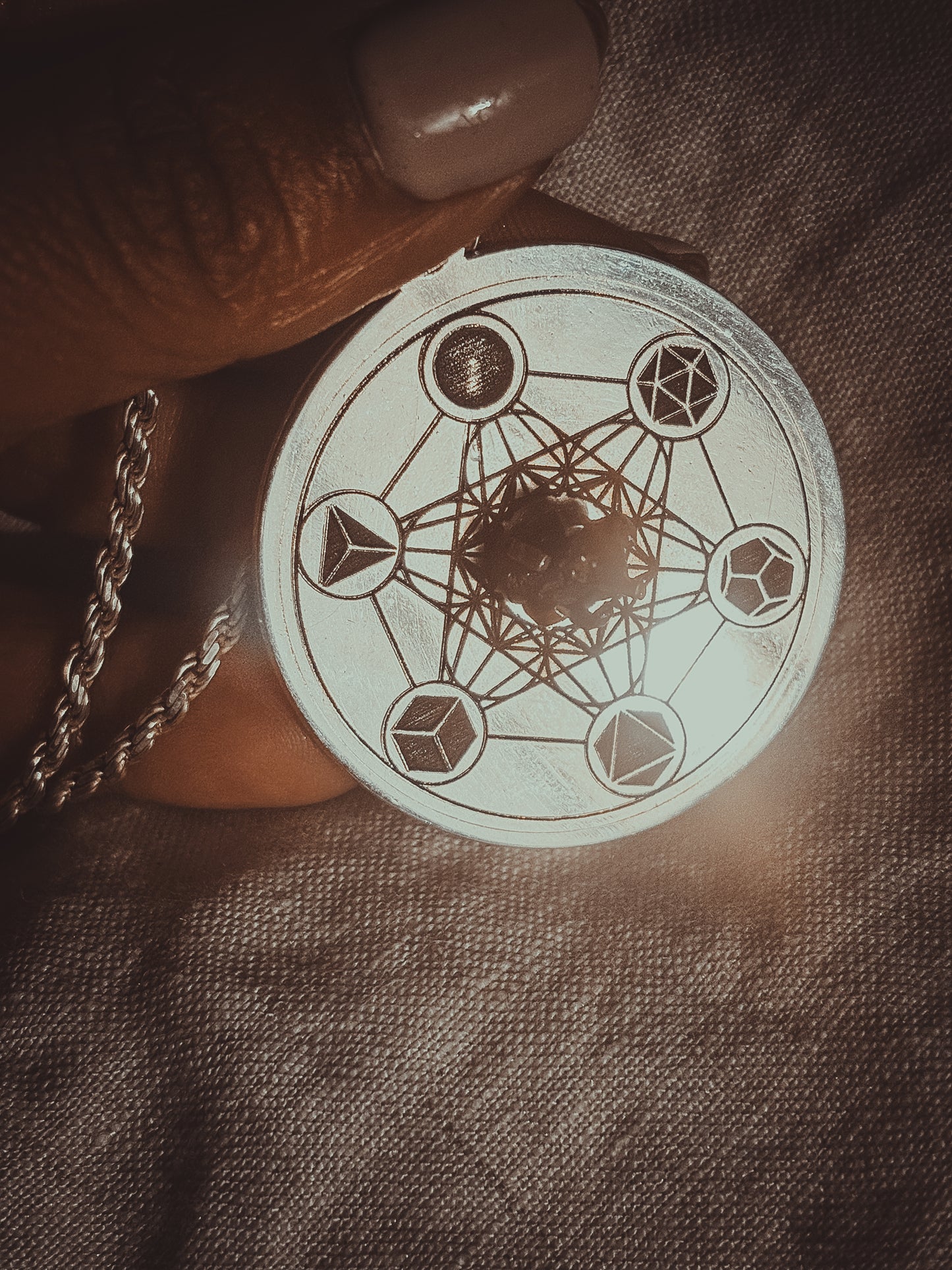 Collar Escudo de Metatrón en Plata: Shunguita Élite y Sólidos Platónicos