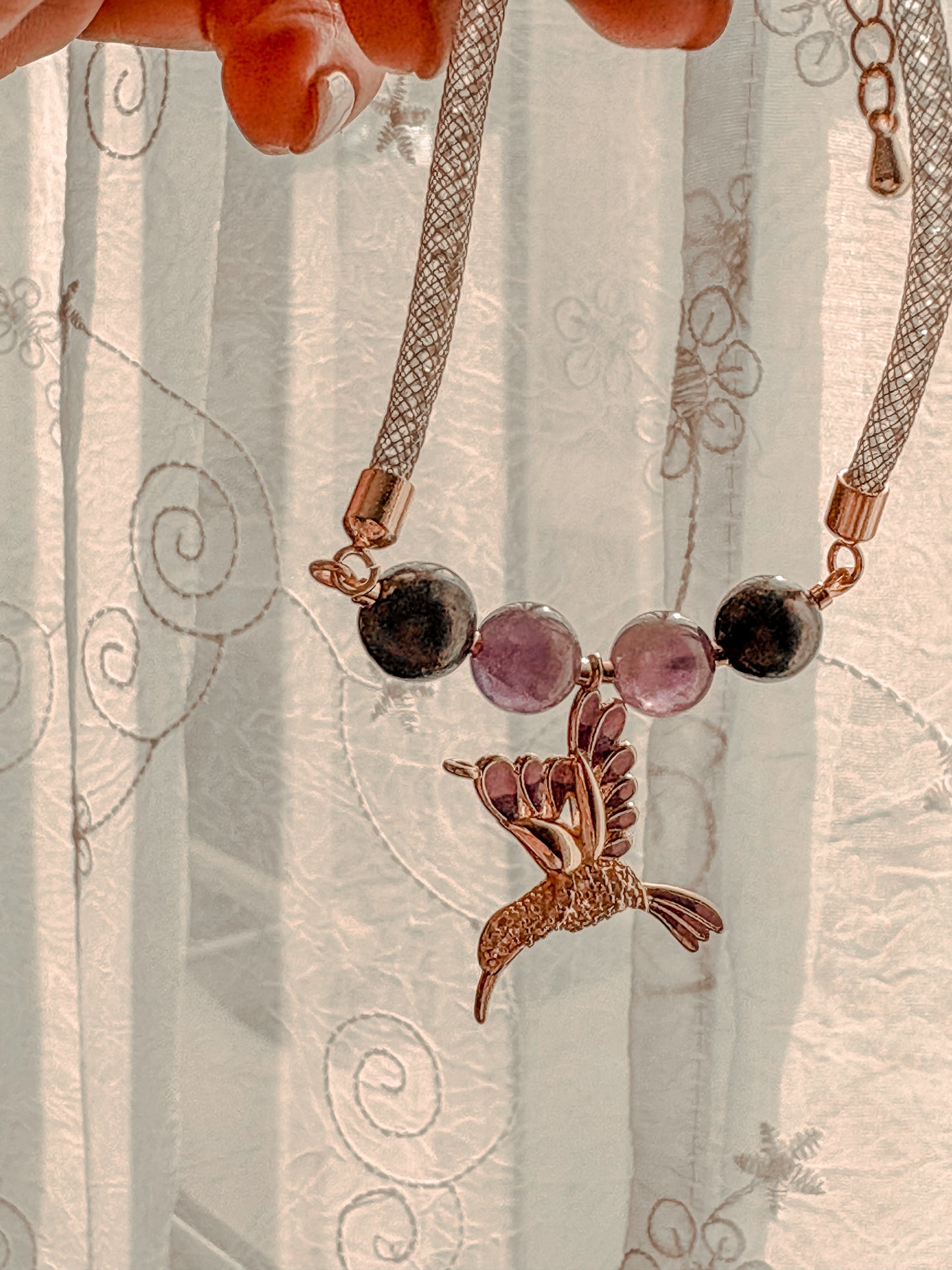 Pulsera Amuleto Mensajero Colibrí: Shunguita Protectora y Amatista