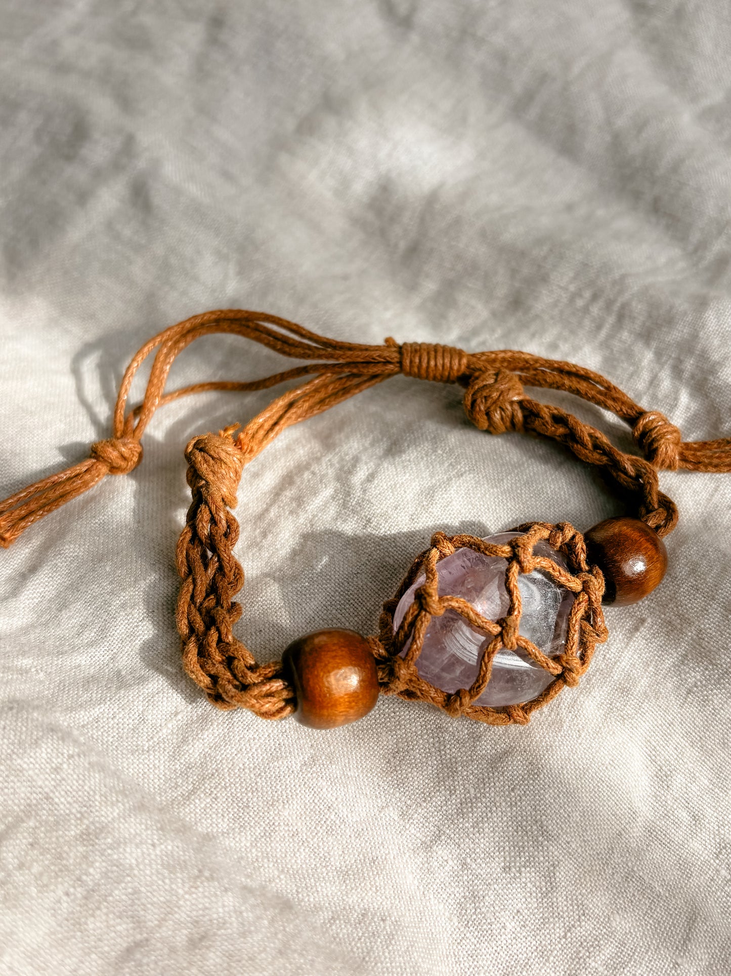 Pulsera Lican: de Amatista Natural y tejido macramé