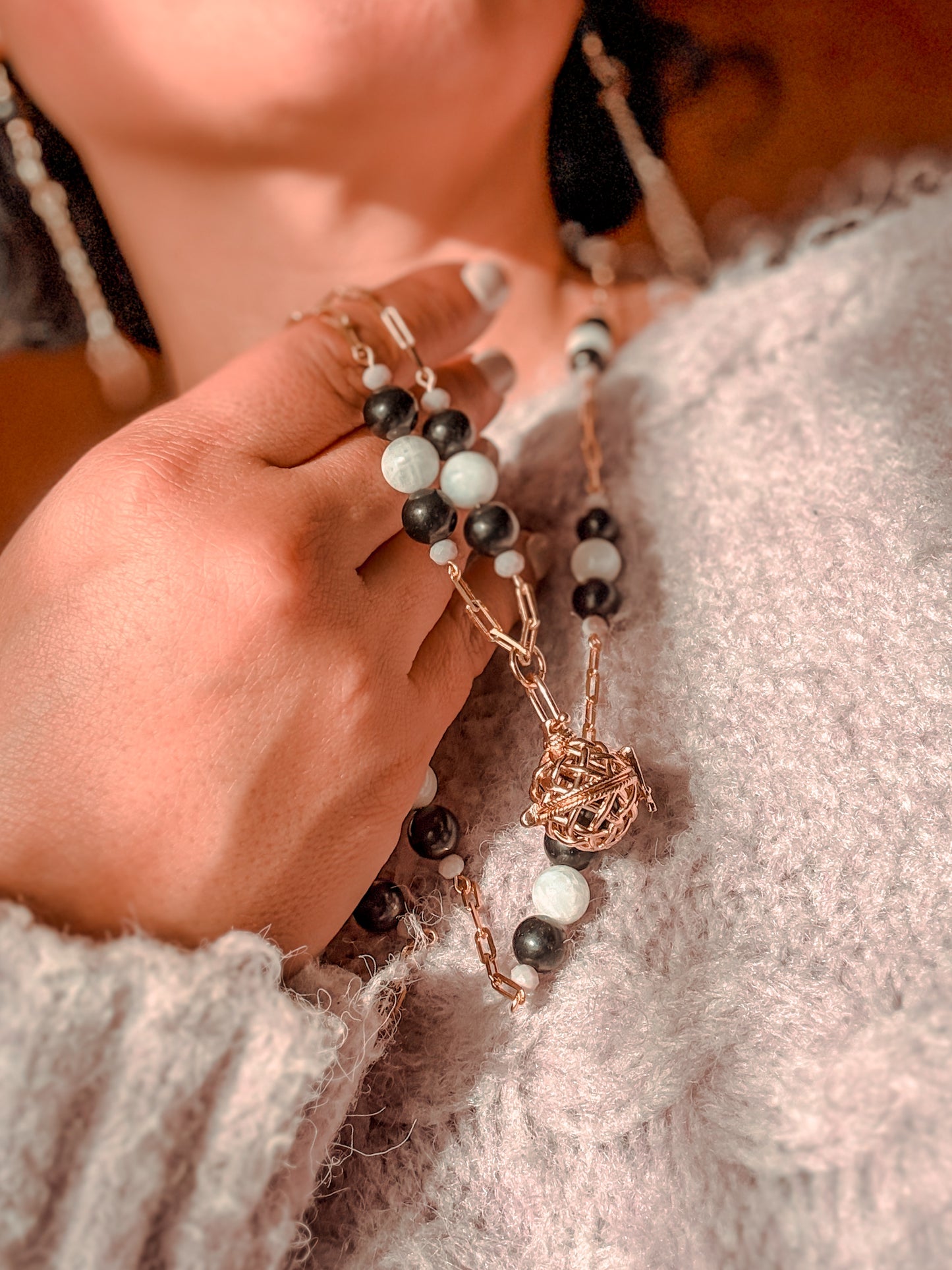 Collar Códigos Sagrados (45 Cuentas): Piedra Luna, Shunguita y Llamador de Ángeles
