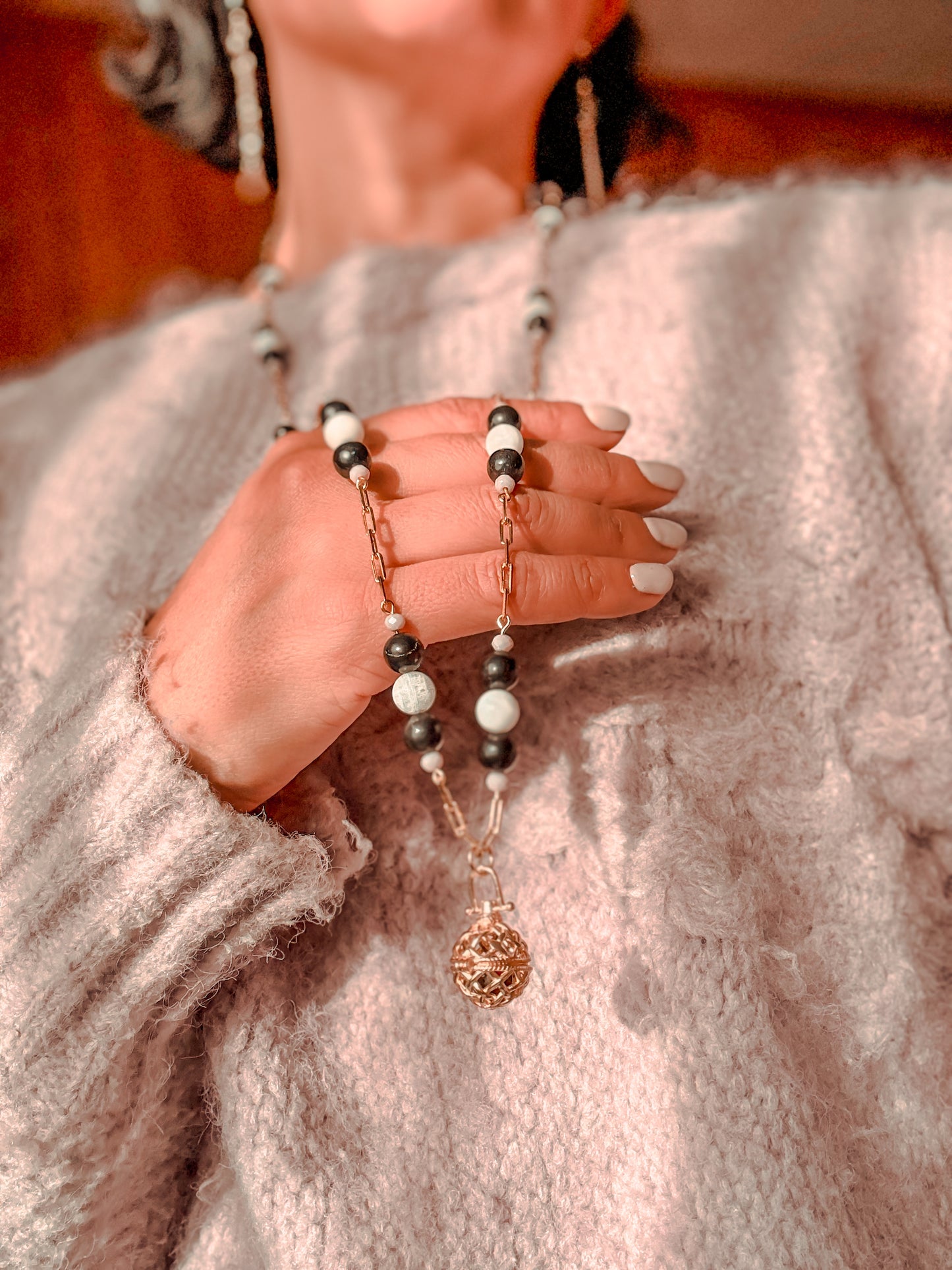 Collar Códigos Sagrados (45 Cuentas): Piedra Luna, Shunguita y Llamador de Ángeles