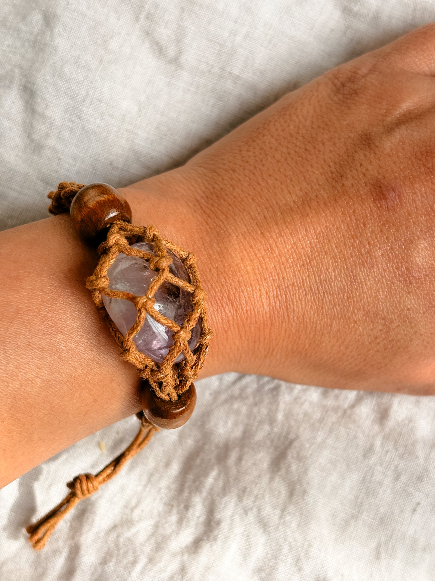 Pulsera Lican: de Amatista Natural y tejido macramé