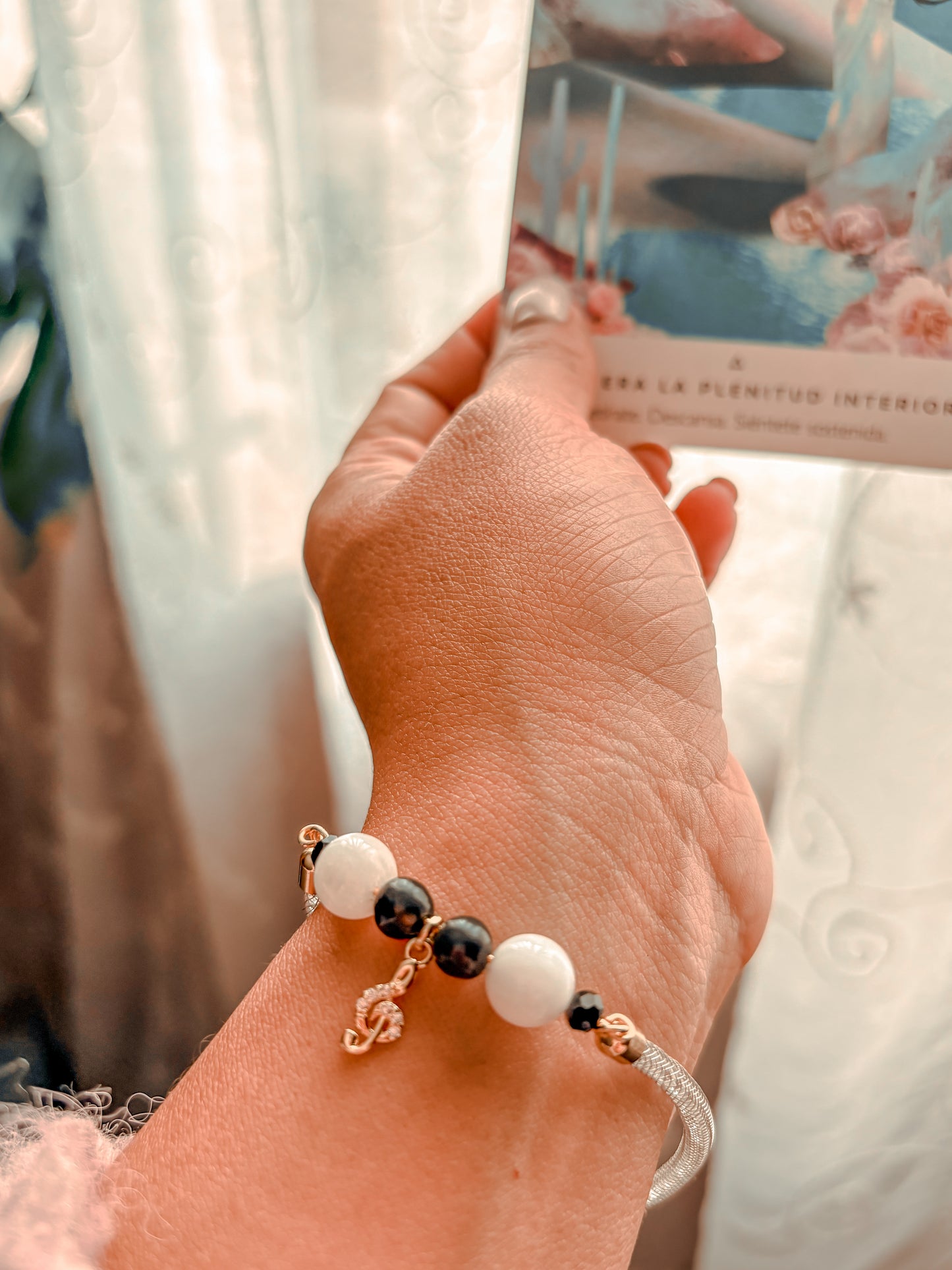 Pulsera Amuleto Llave de Sol: Armonía de Piedra Luna y Shunguita