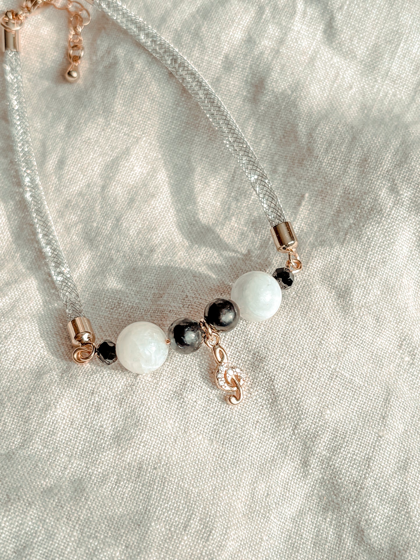Pulsera Amuleto Llave de Sol: Armonía de Piedra Luna y Shunguita