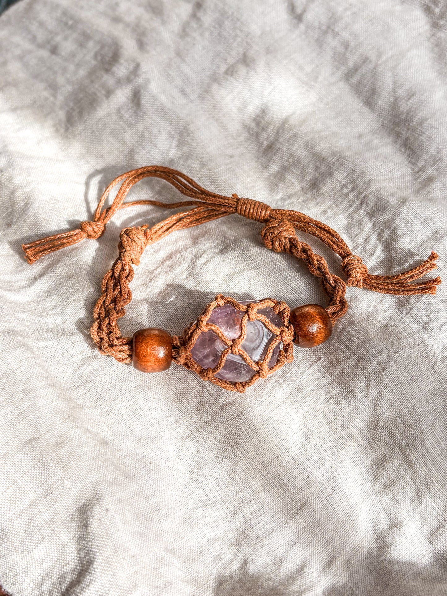 Pulsera Lican: de Amatista Natural y tejido macramé