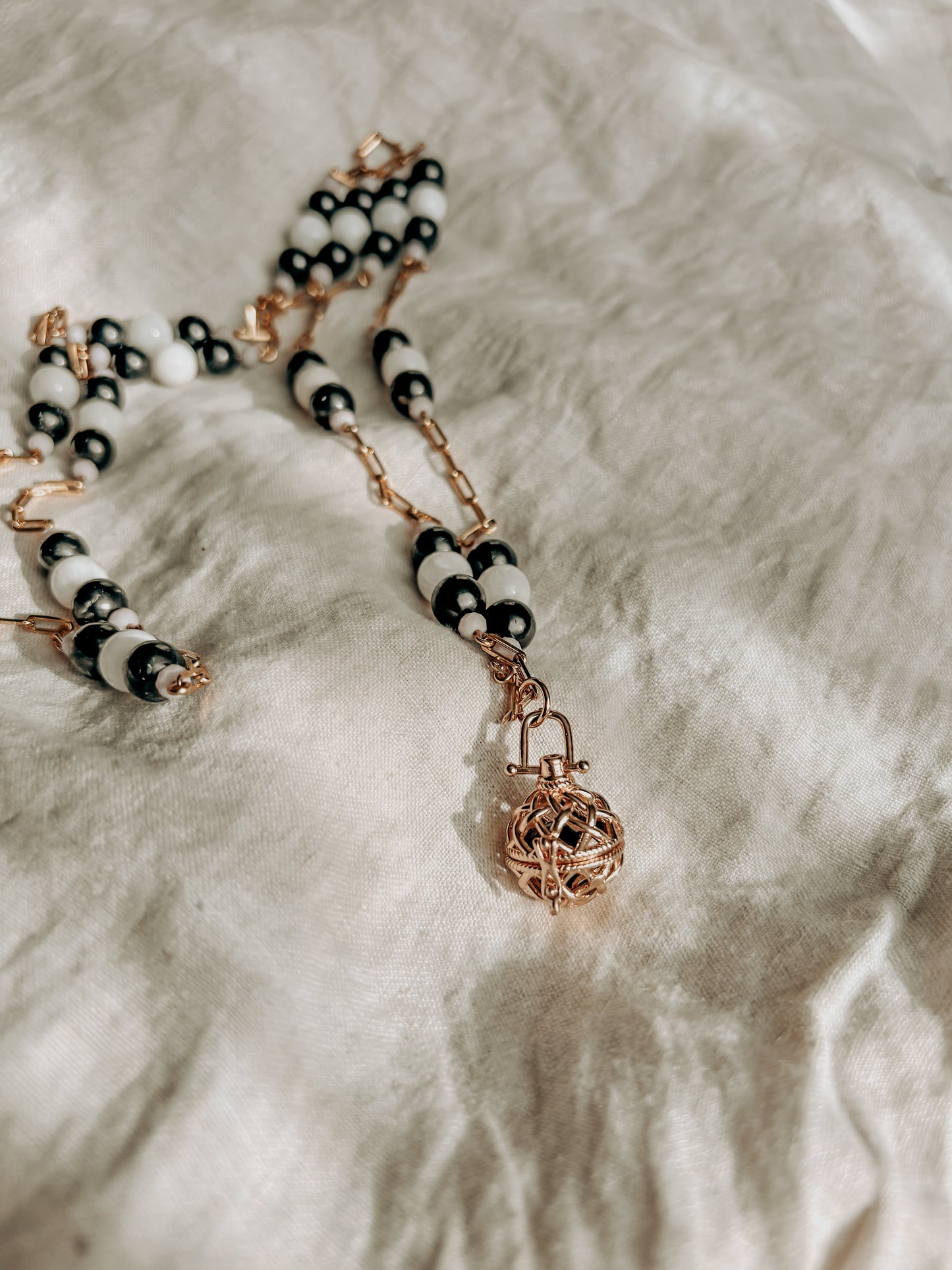 Collar Códigos Sagrados (45 Cuentas): Piedra Luna, Shunguita y Llamador de Ángeles