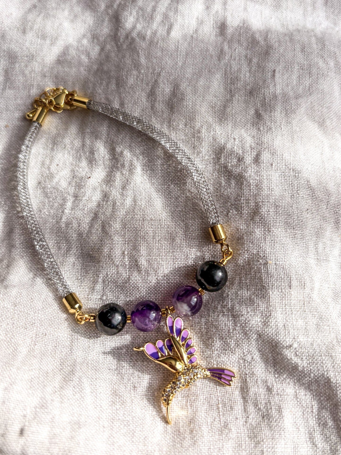 Pulsera Amuleto Mensajero Colibrí: Shunguita Protectora y Amatista