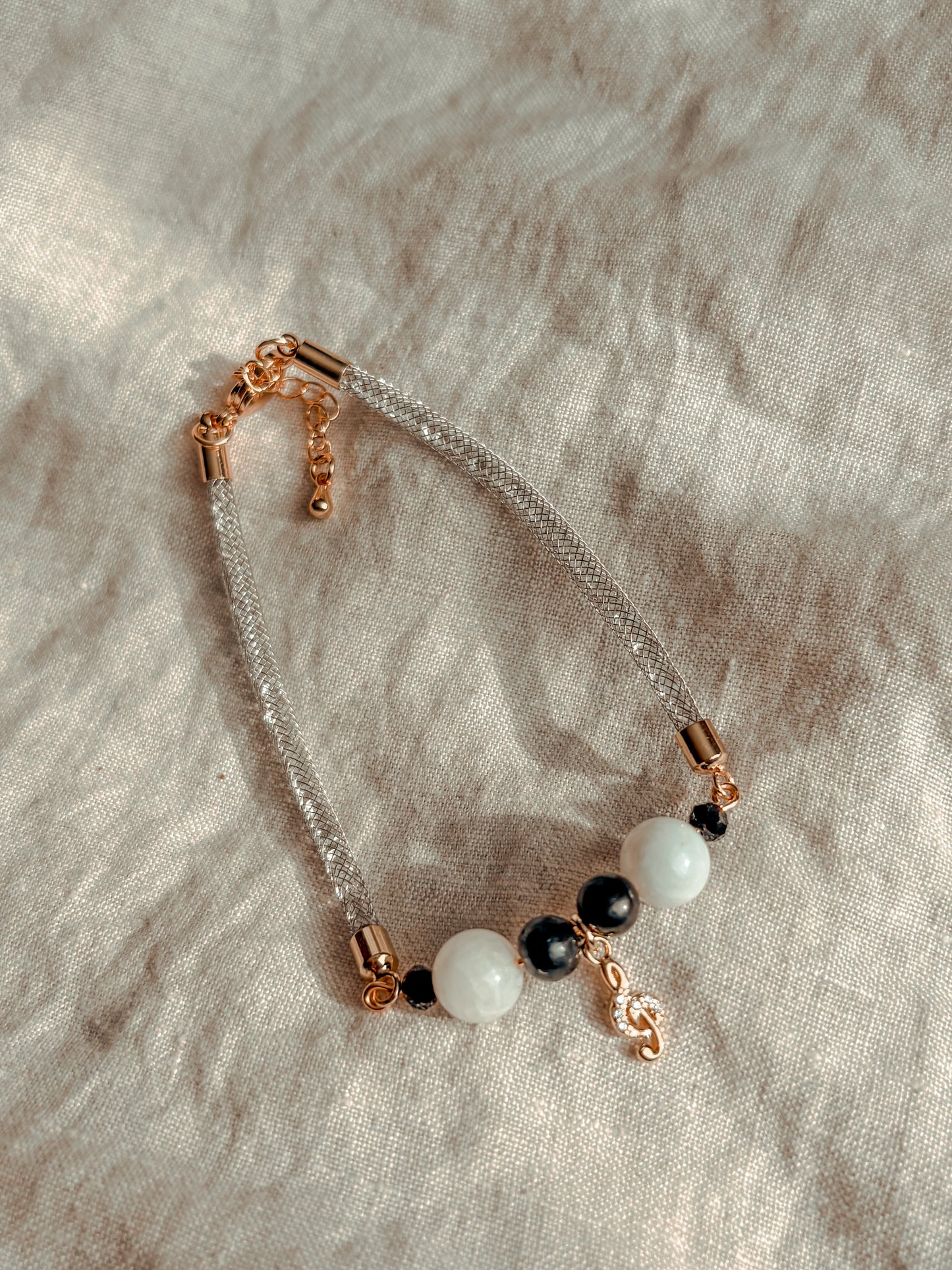 Pulsera Amuleto Llave de Sol: Armonía de Piedra Luna y Shunguita