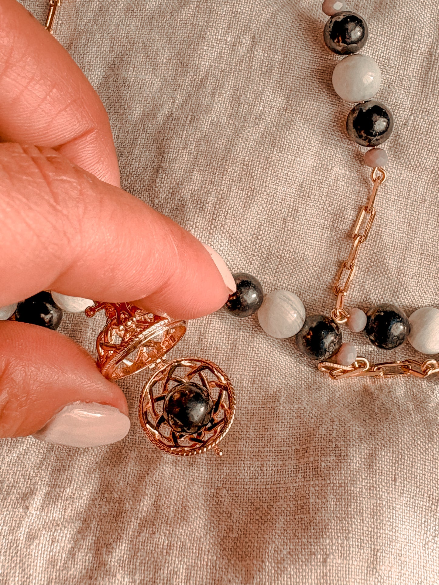 Collar Códigos Sagrados (45 Cuentas): Piedra Luna, Shunguita y Llamador de Ángeles
