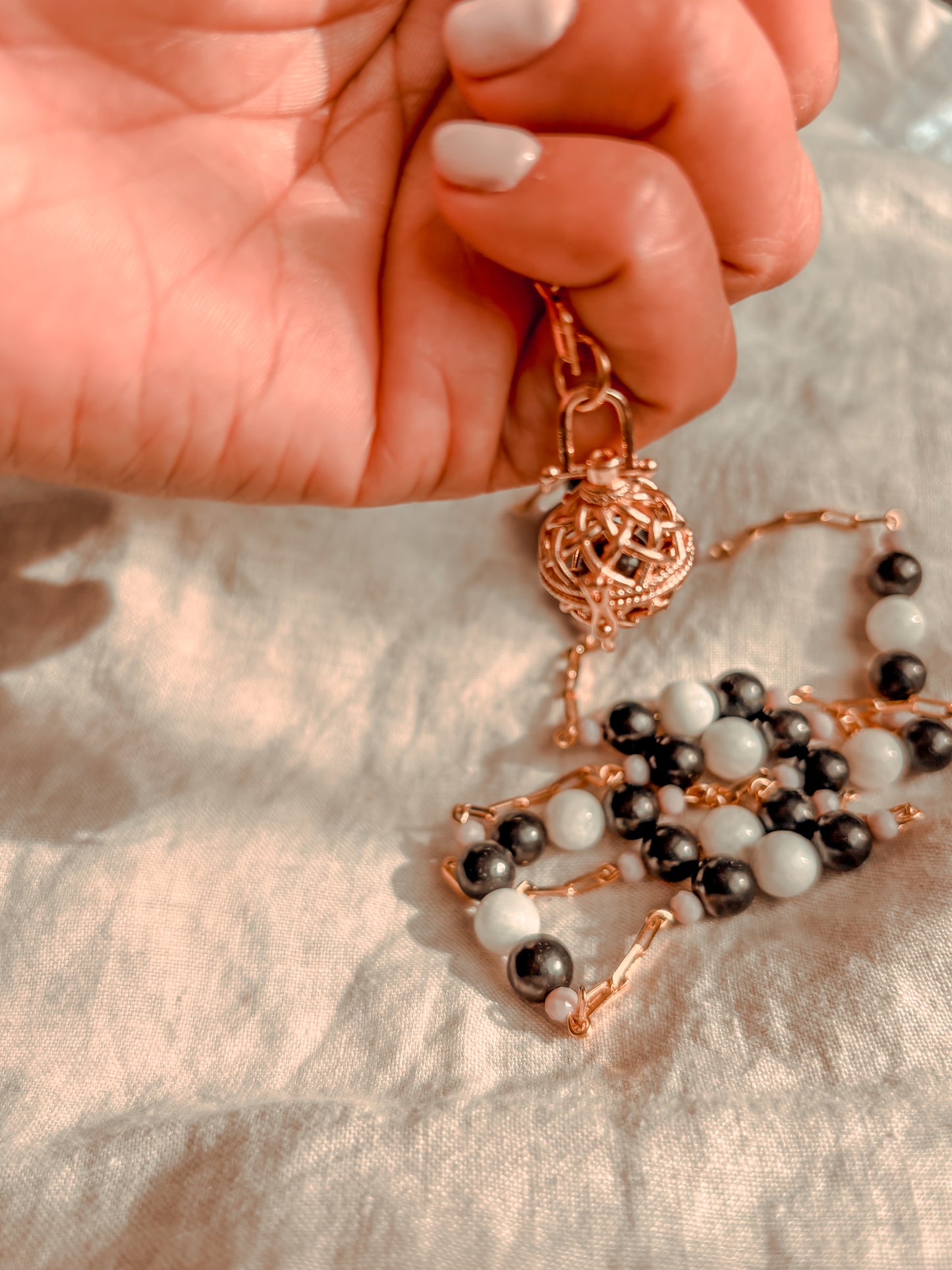 Collar Códigos Sagrados (45 Cuentas): Piedra Luna, Shunguita y Llamador de Ángeles