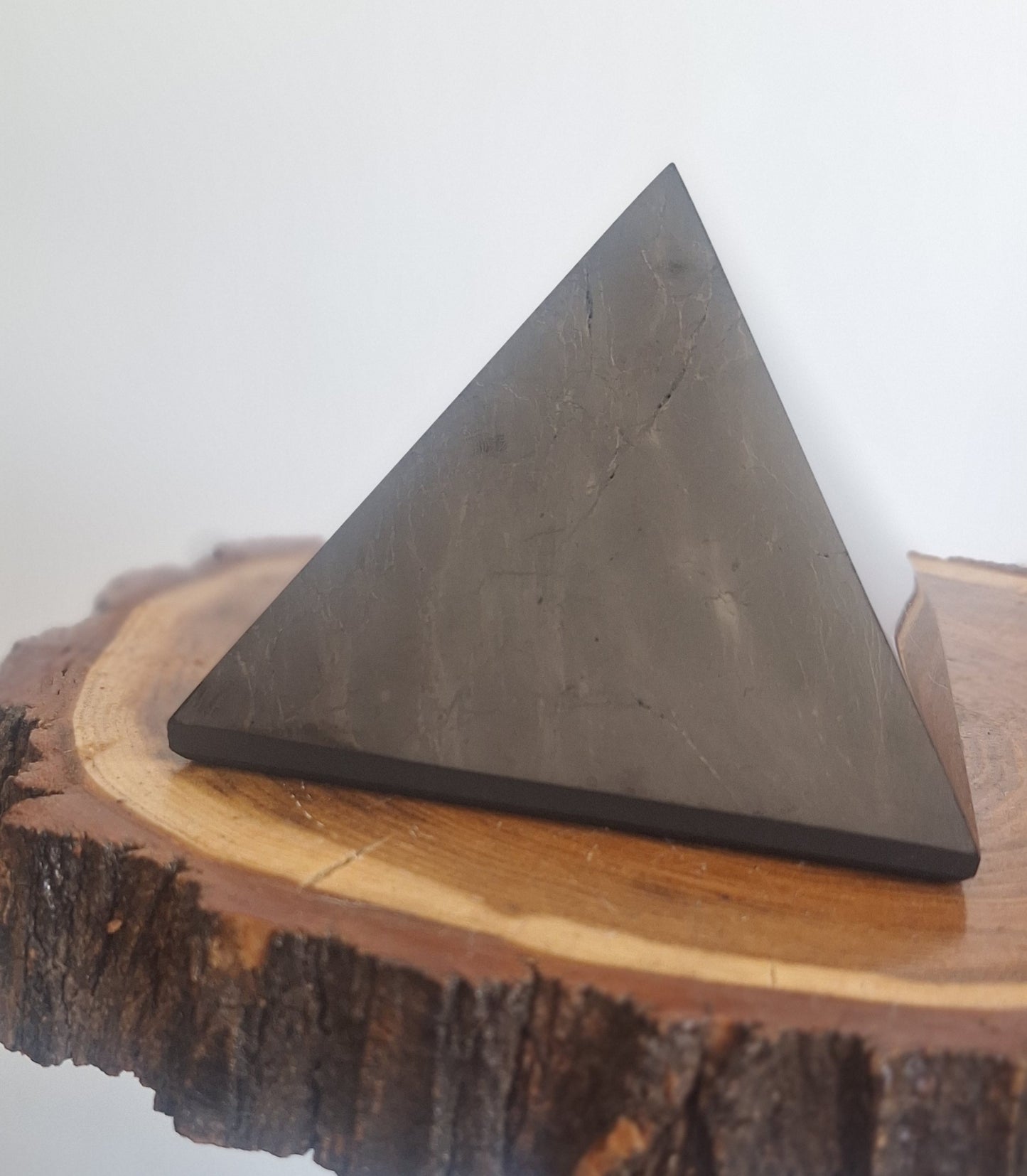 PIRAMIDE GRANDE DE PIEDRA SHUNGUITA: 10 CMS
