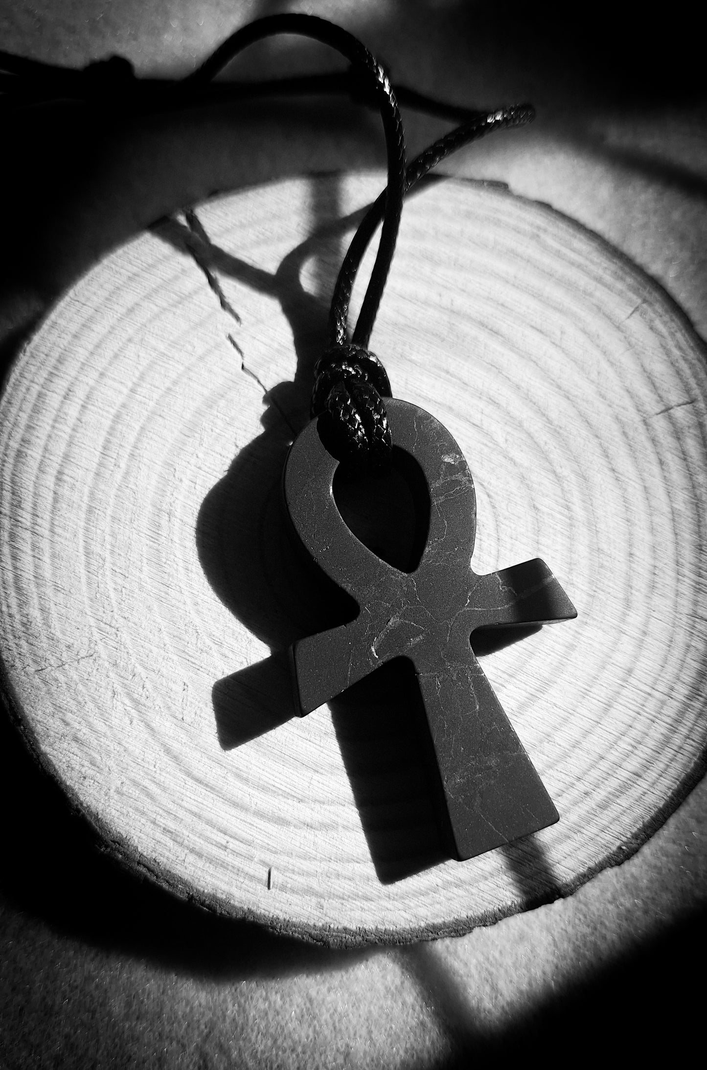 CRUZ DE ANKH TODA DE SHUNGUITA/ Piezas únicas
