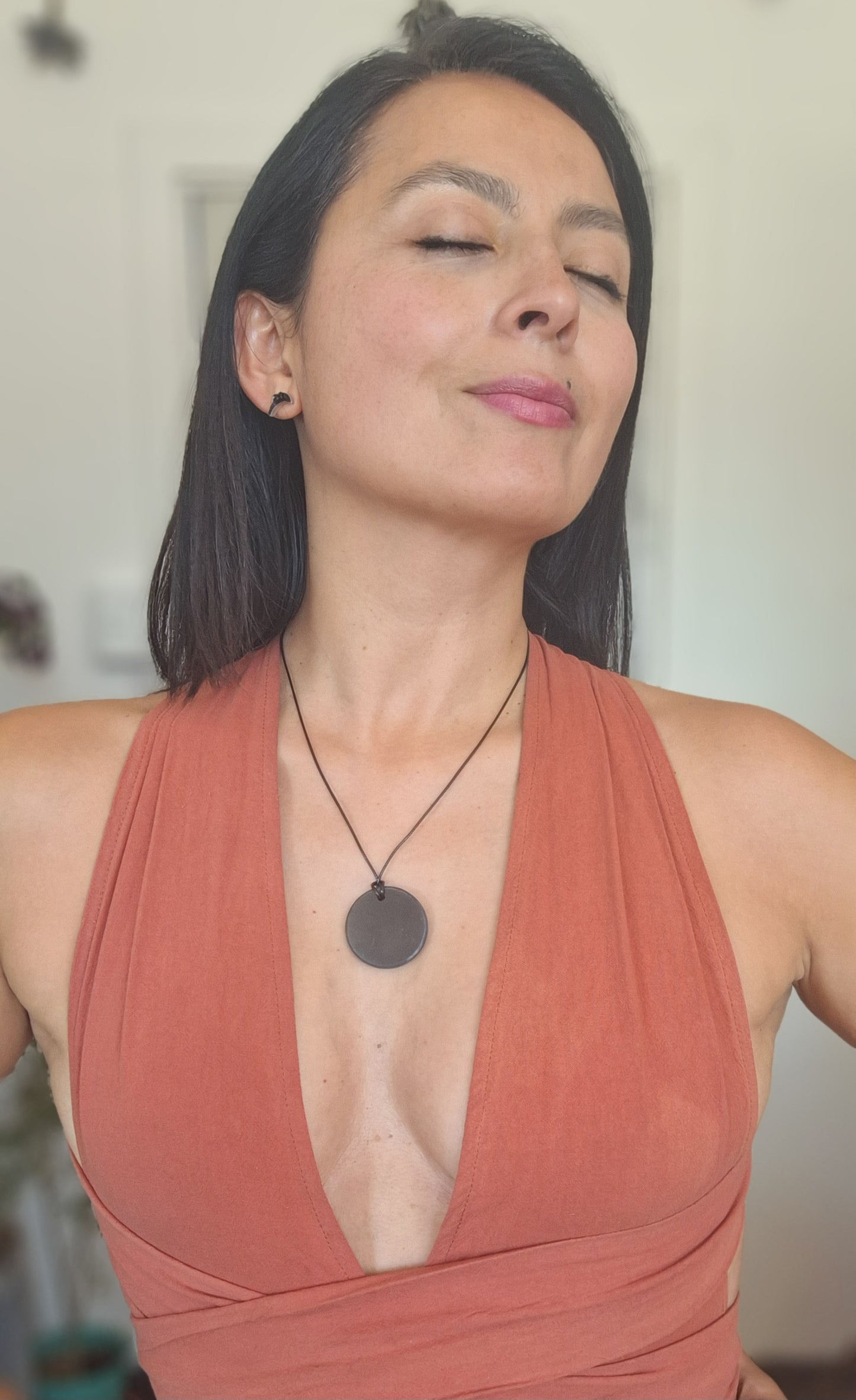 COLGANTE CIRCULAR DE SHUNGUITA (shungite-shungit-shugita) + REGALO trozo shungita Élite
