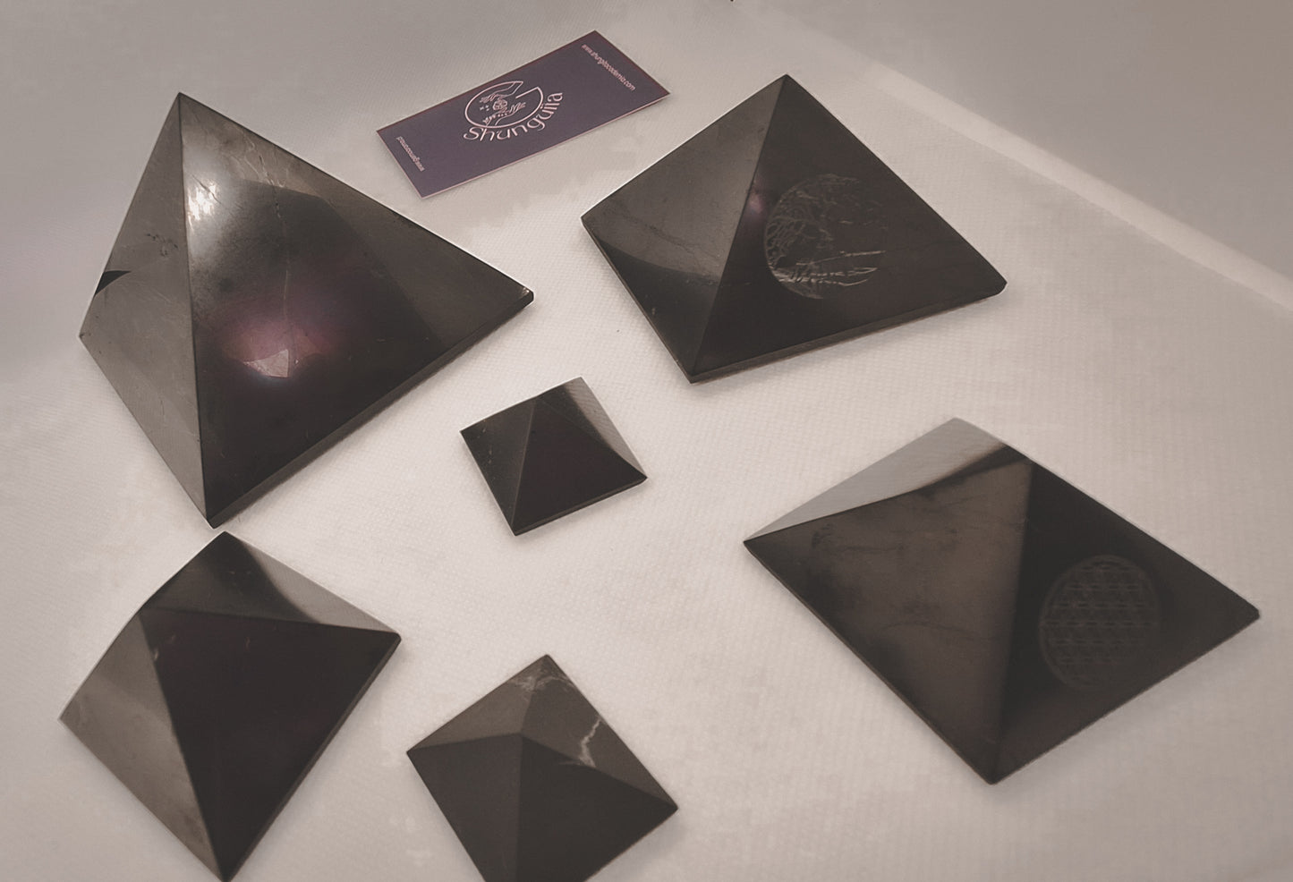 PIRAMIDE GRANDE DE PIEDRA SHUNGUITA: 10 CMS