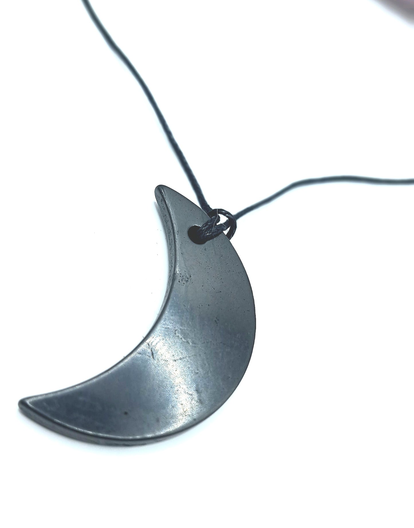 COLGANTE LUNA DE SHUNGUITA (shungit/shungite/shungita) + REGALO muestra Shunguita Elite