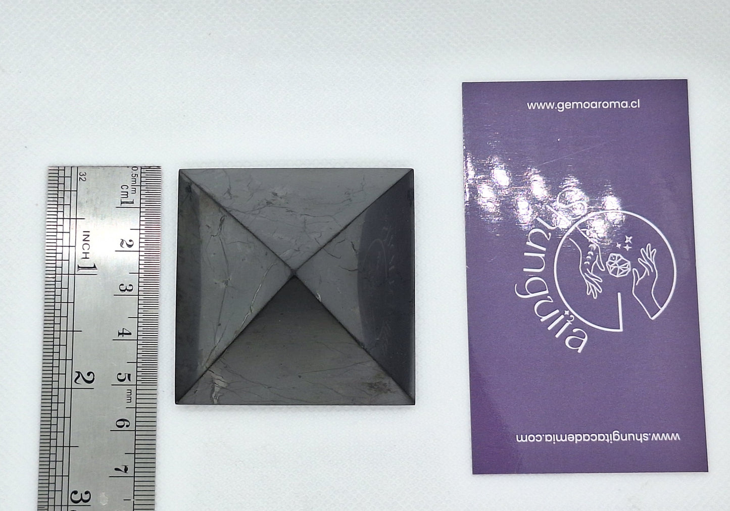 PIRÁMIDE DE SHUNGUITA PULIDA 5X5 cms