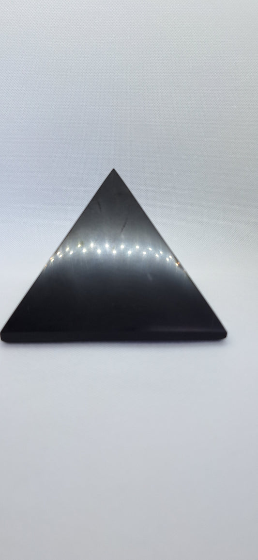 PIRÁMIDE DE SHUNGUITA PULIDA 5X5 cms