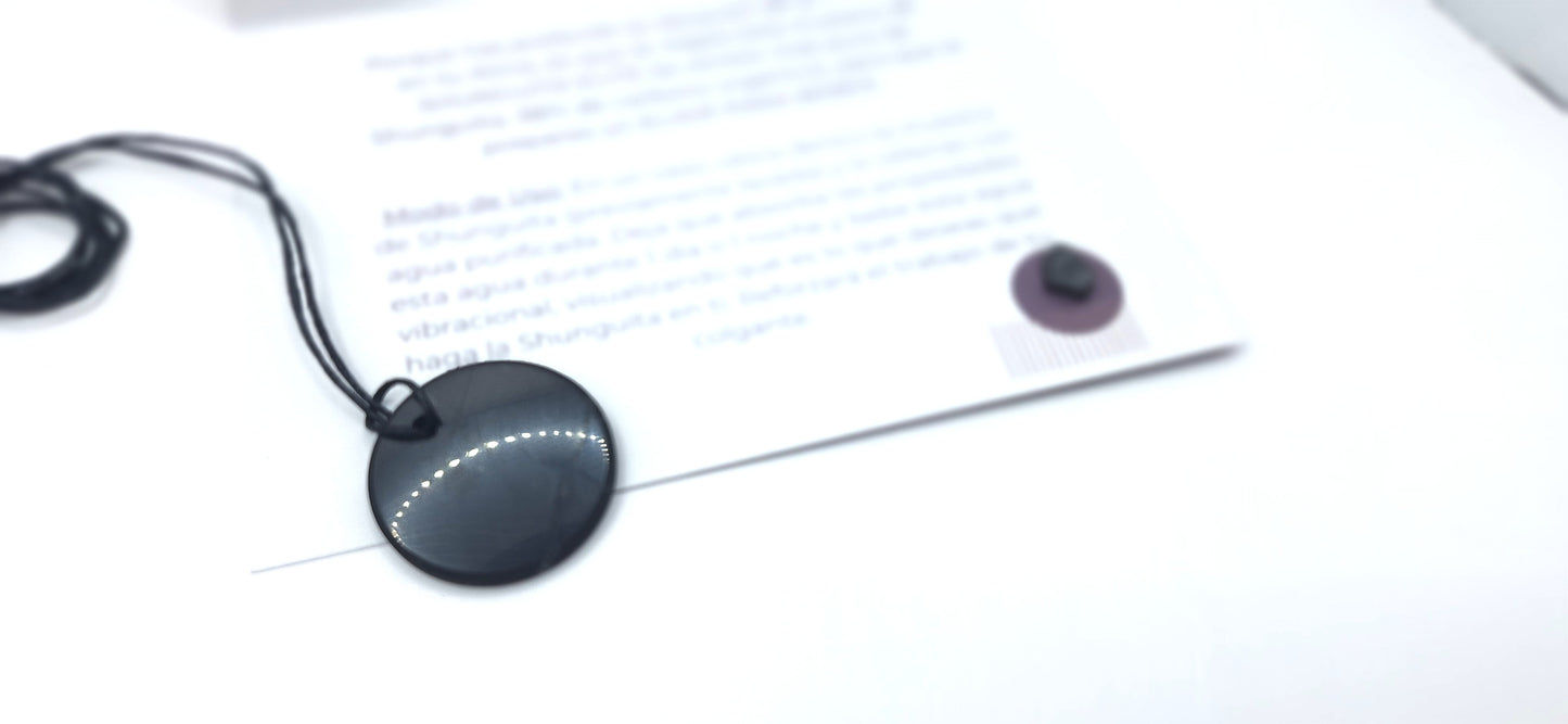 COLGANTE CIRCULAR DE SHUNGUITA (shungite-shungit-shugita) + REGALO trozo shungita Élite