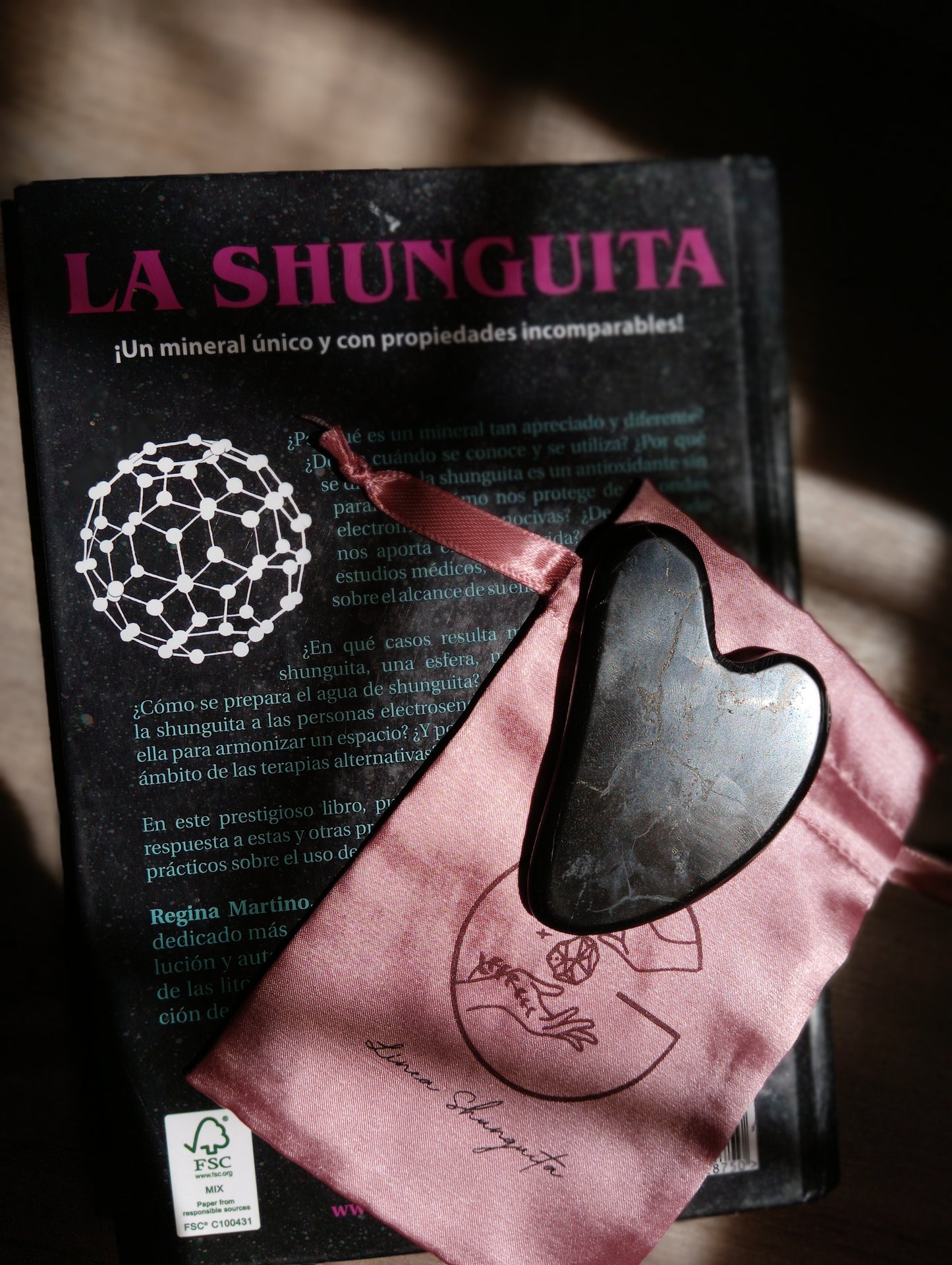 PACK ESPECIAL PARA REGALO: GUA-SHA DE PIEDRA SHUNGUITA + ELIXIR DE SHUNGUITA ÓLEO FACIAL REPARADOR