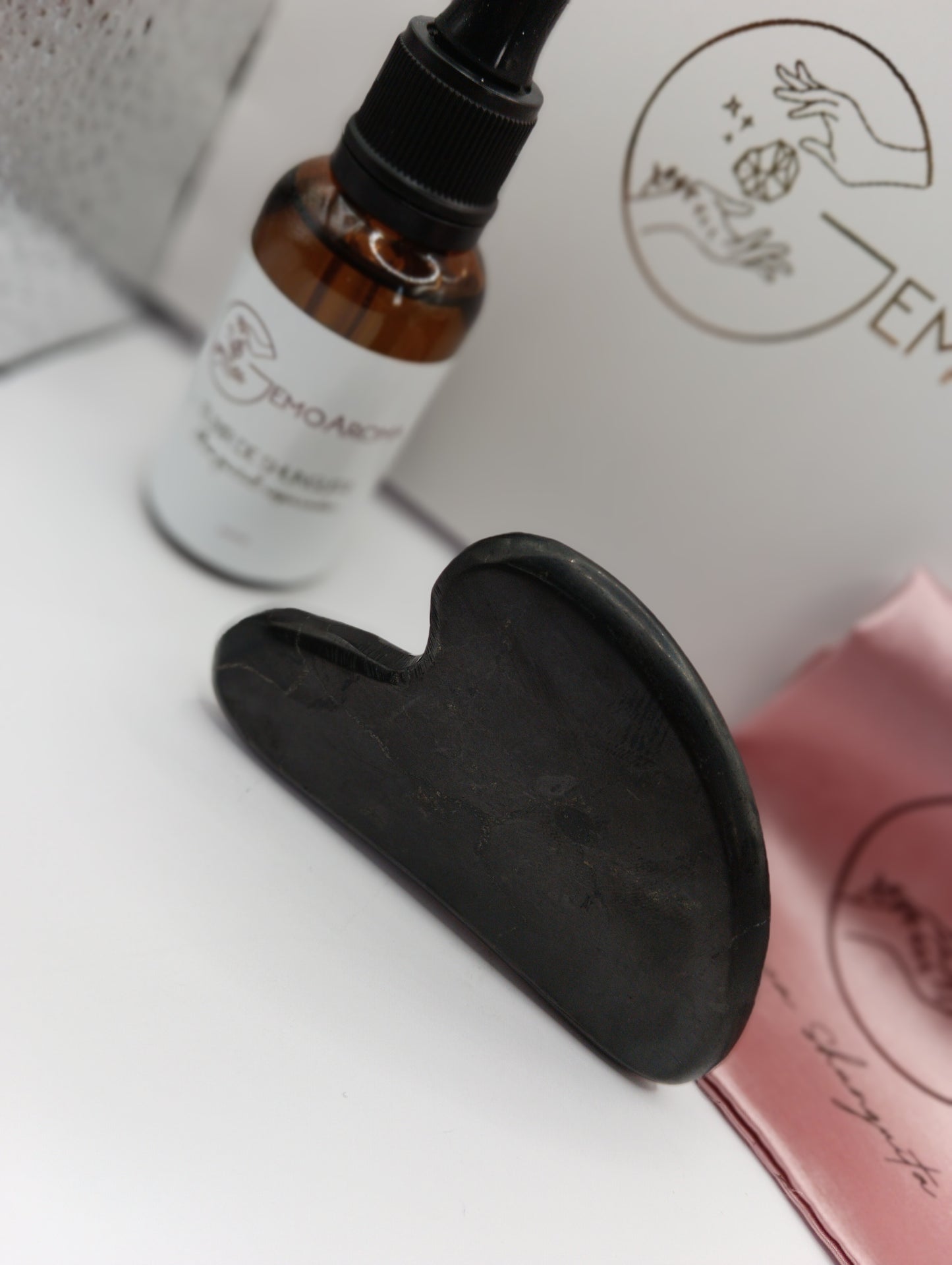 PACK ESPECIAL PARA REGALO: GUA-SHA DE PIEDRA SHUNGUITA + ELIXIR DE SHUNGUITA ÓLEO FACIAL REPARADOR