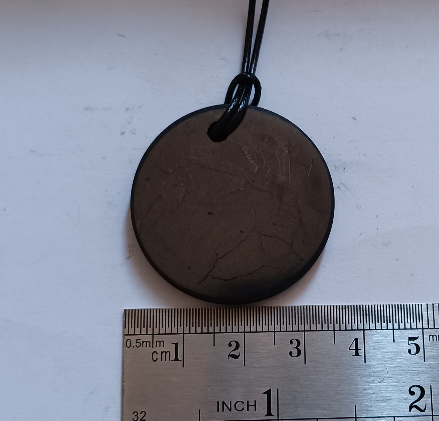 COLGANTE CIRCULAR DE SHUNGUITA (shungite-shungit-shugita) + REGALO trozo shungita Élite