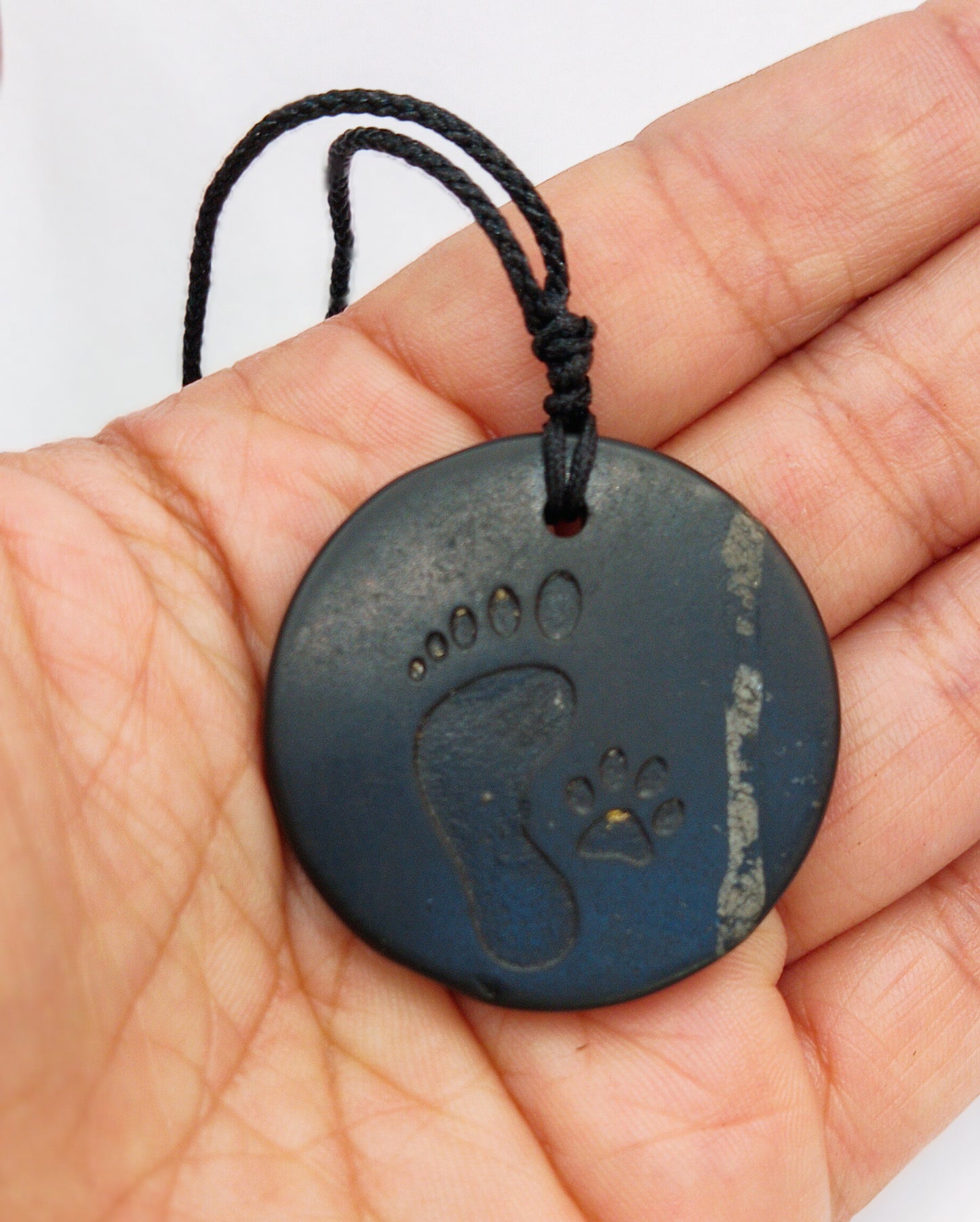 COLGANTE HUELLAS DE SHUNGUITA (shungita/shungit/shugite) +  REGALO muestra Shunguita Elite