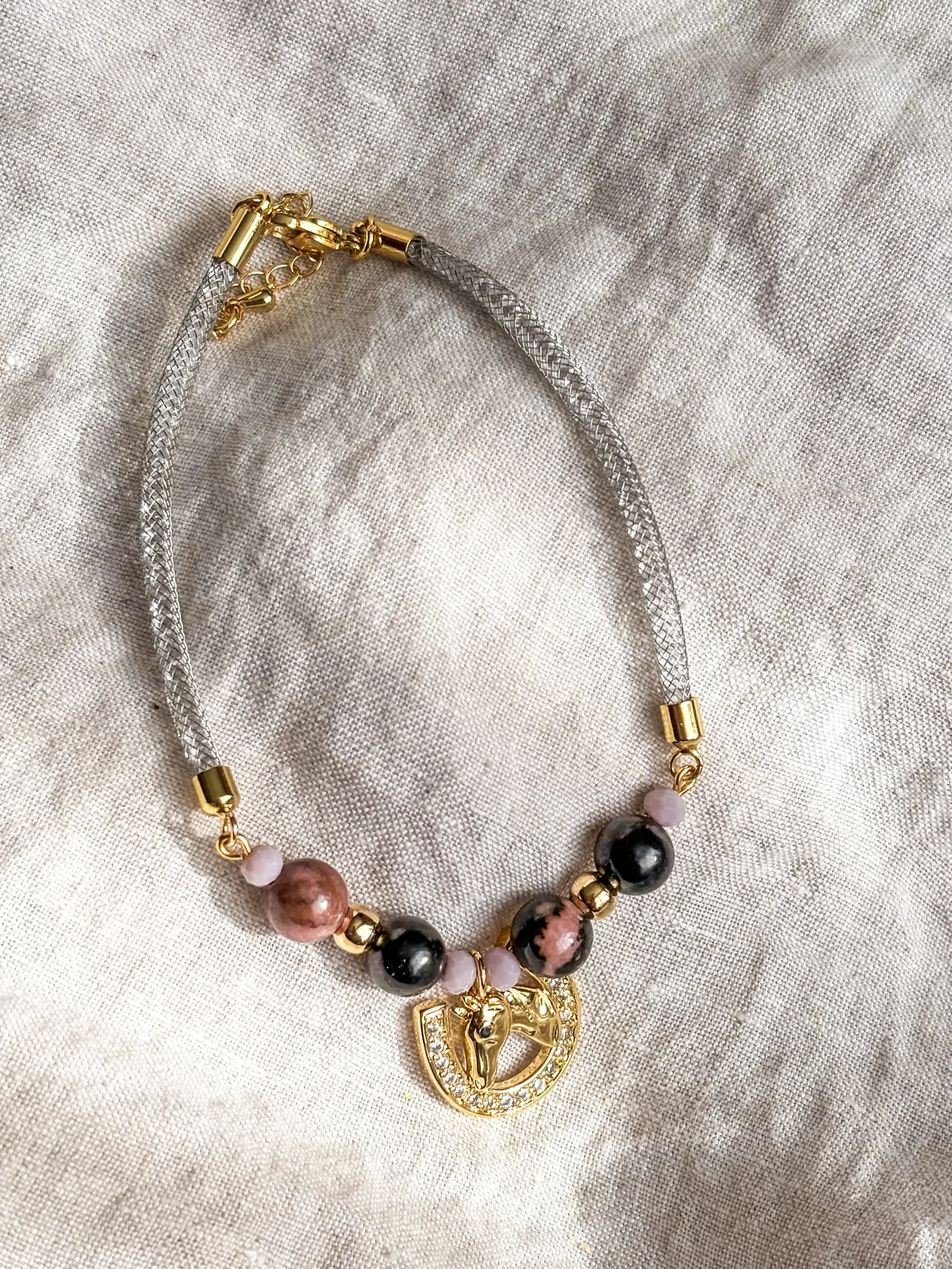 Pulsera Amuleto Caballo de Fuego: Rodonita y Shunguita
