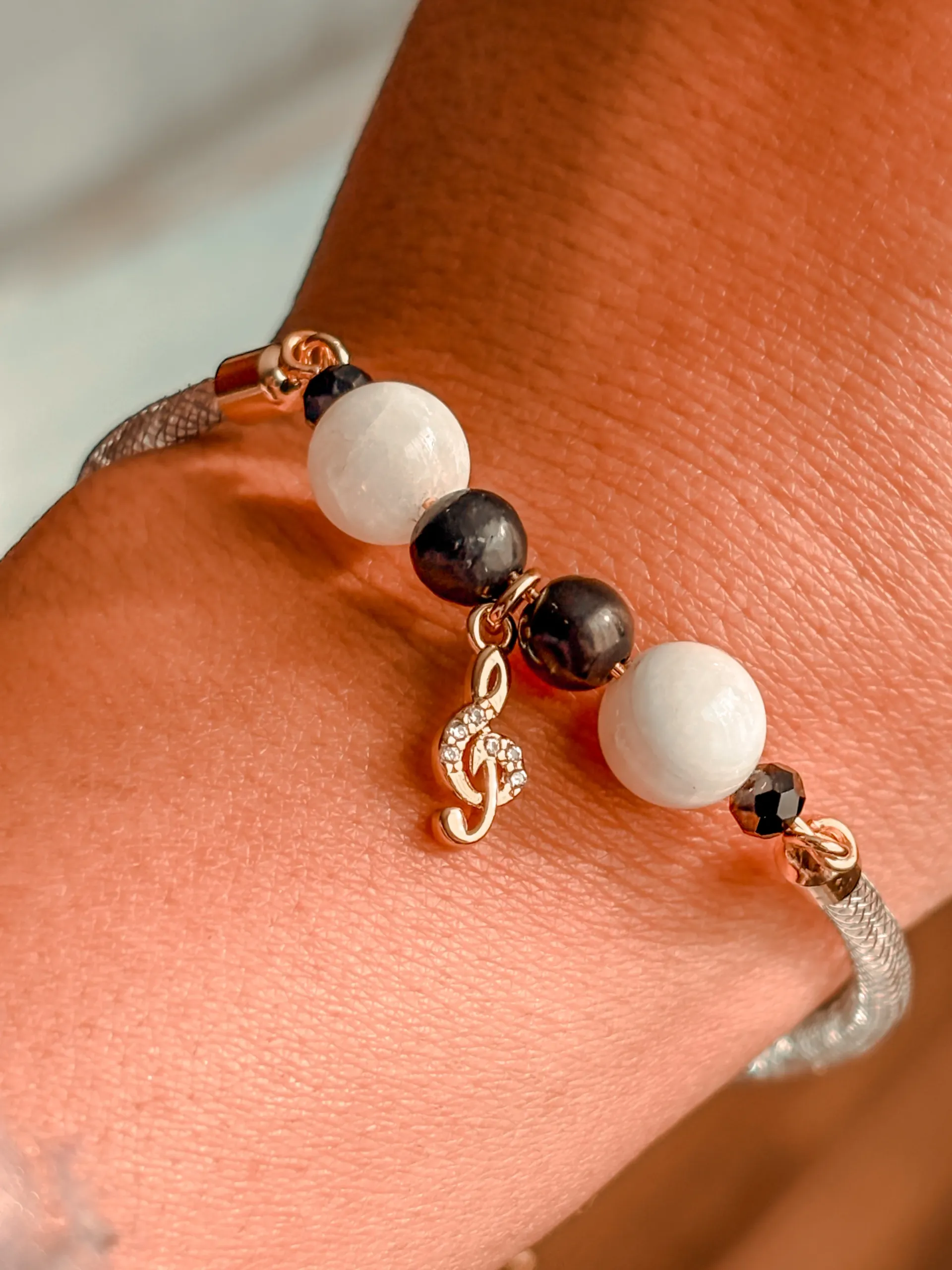 Pulsera Amuleto Llave de Sol: Armonía de Piedra Luna y Shunguita
