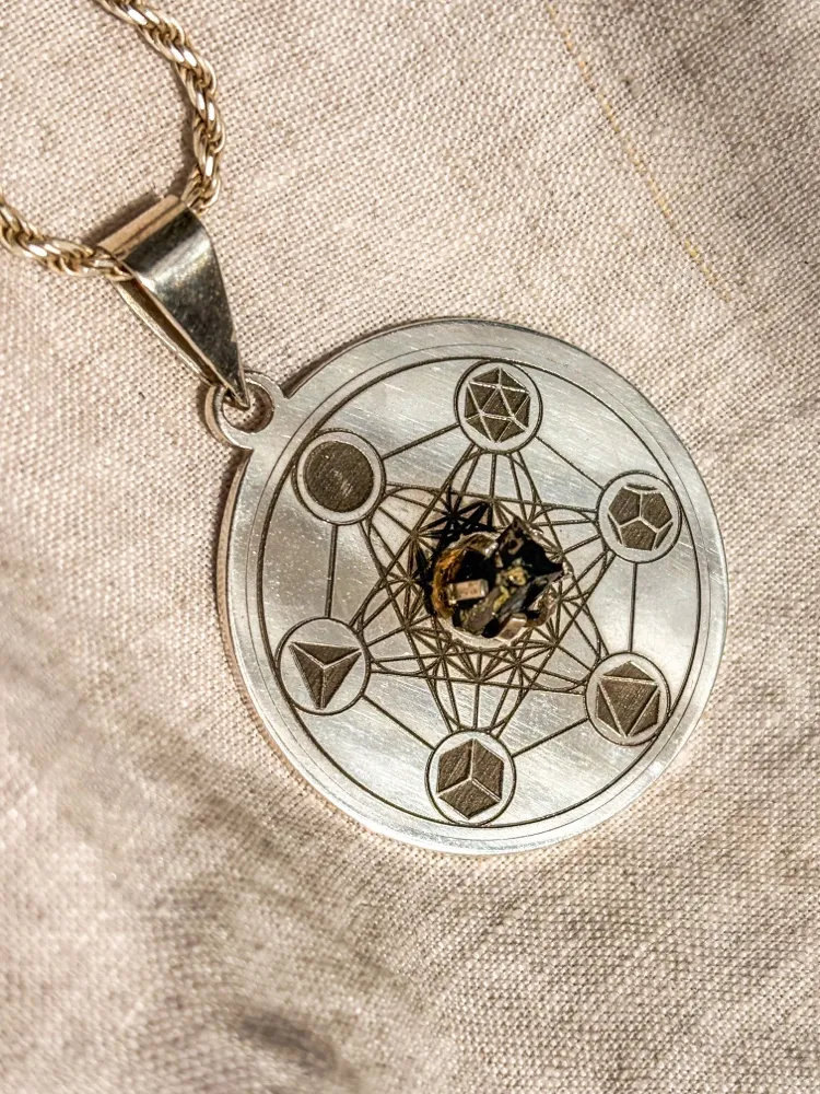 Collar Escudo de Metatrón en Plata: Shunguita Élite y Sólidos Platónicos