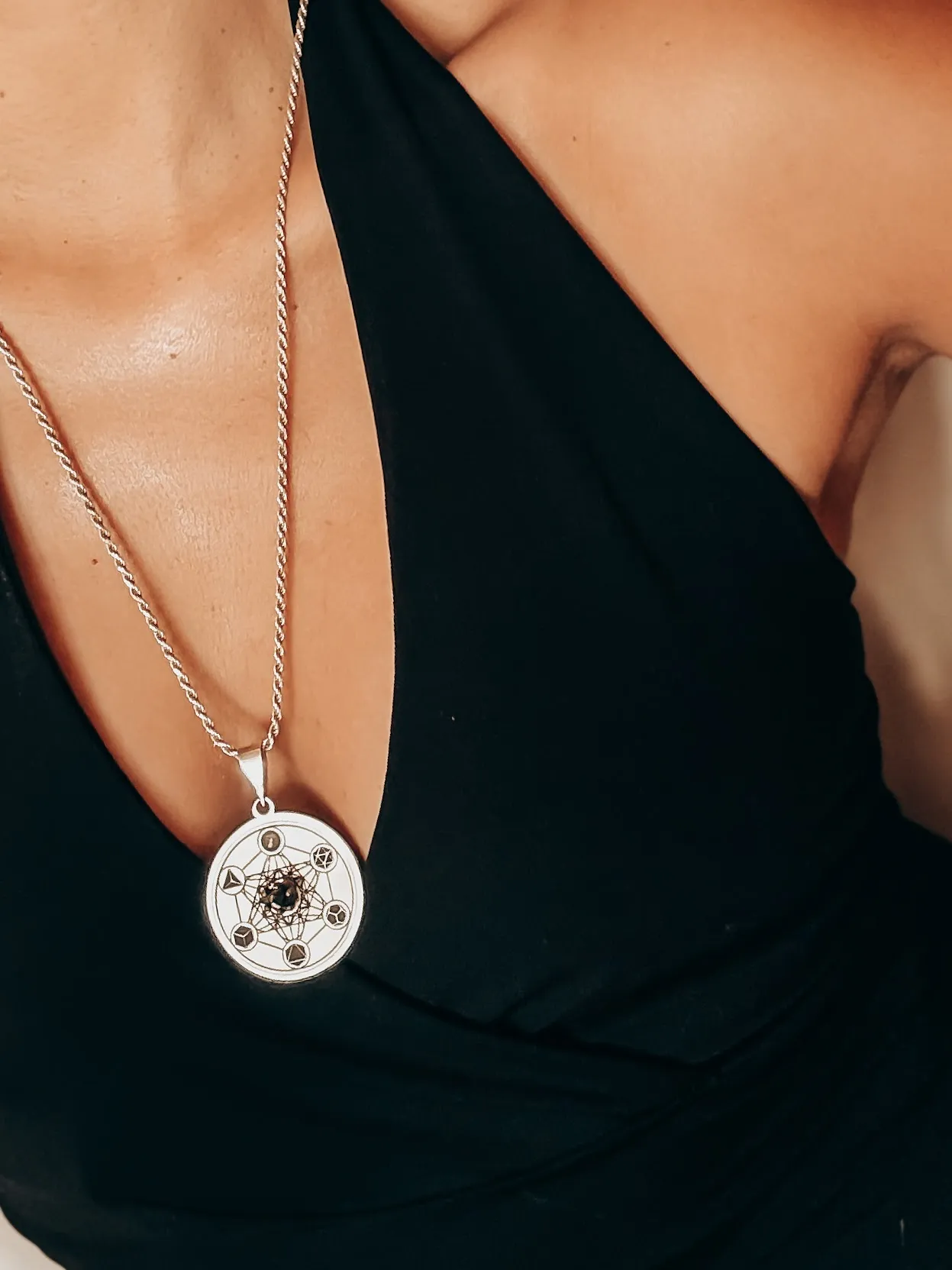 Collar Escudo de Metatrón en Plata: Shunguita Élite y Sólidos Platónicos