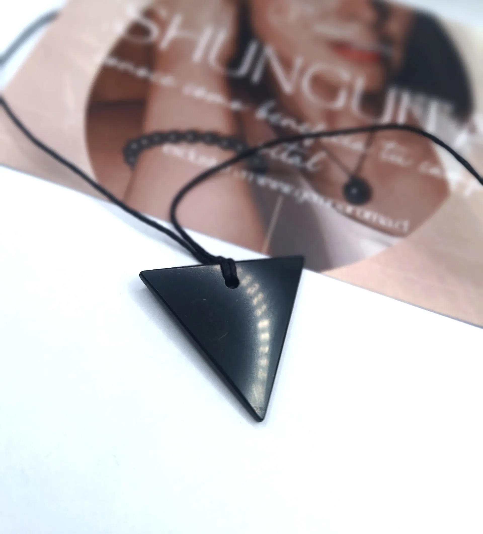 COLGANTE TRIANGULAR DE SHUNGUITA Invertido+ REGALO Trozo de Shunguita elite